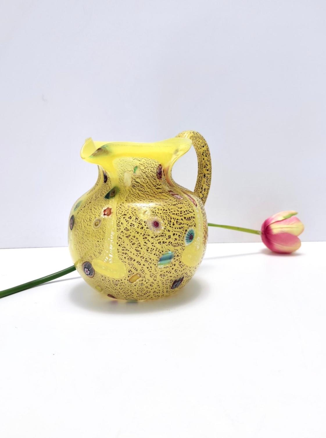 Postmoderno Brocca postmoderna in vetro soffiato a mano giallo opalino con murrine e fiocchi d'argento in vendita
