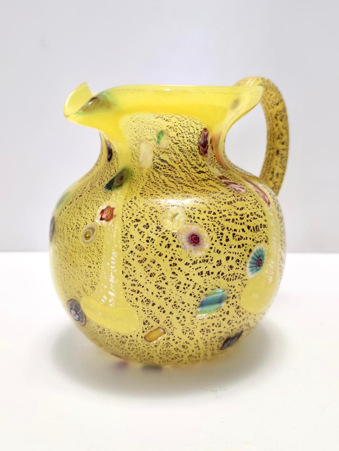 Italiano Brocca postmoderna in vetro soffiato a mano giallo opalino con murrine e fiocchi d'argento in vendita