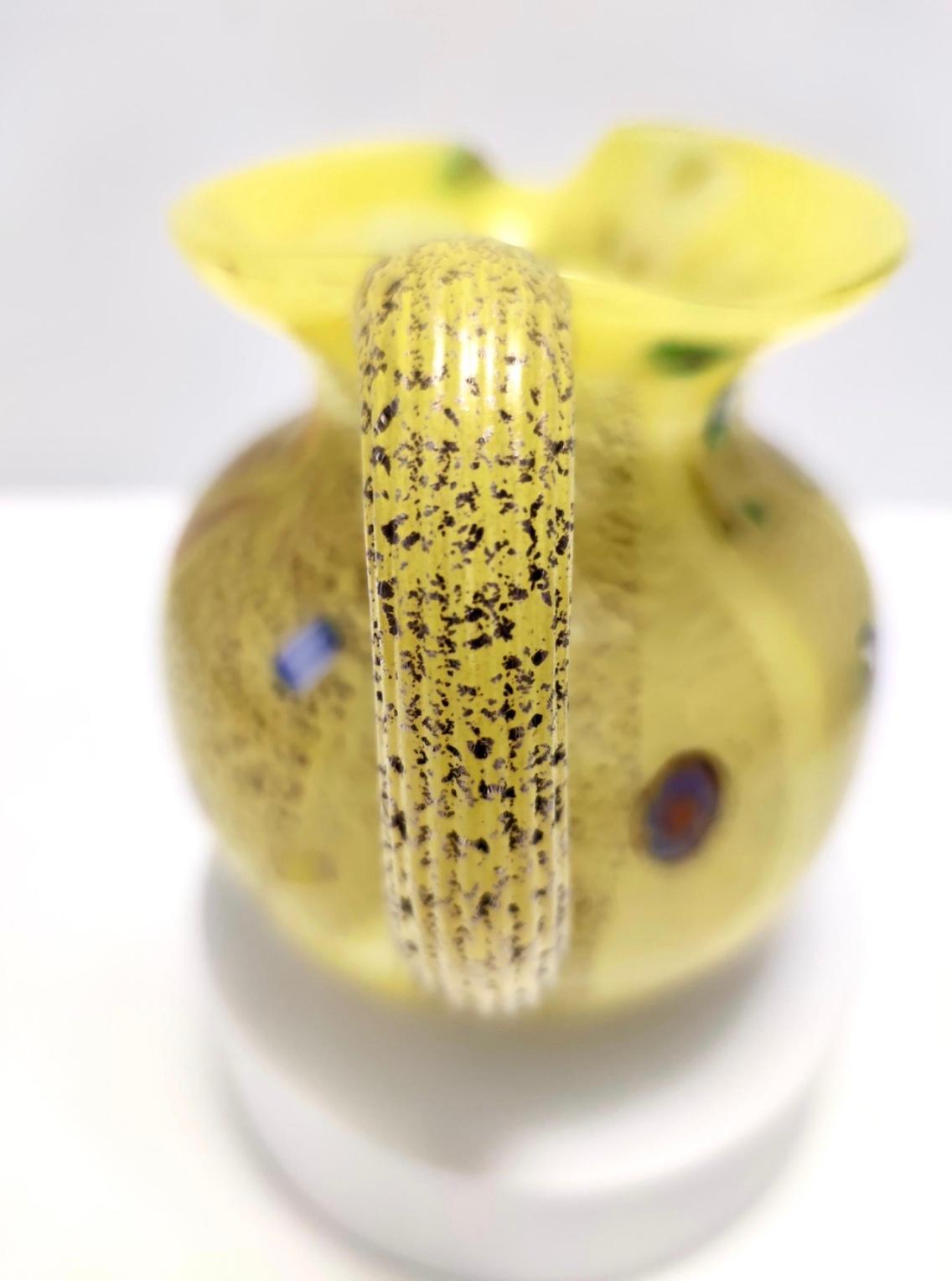 Brocca postmoderna in vetro soffiato a mano giallo opalino con murrine e fiocchi d'argento In condizioni ottime in vendita a Bresso, Lombardy