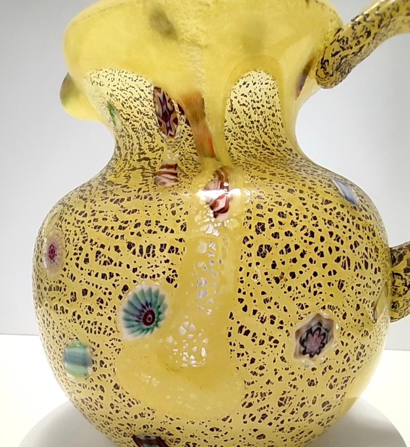 Fine XX secolo Brocca postmoderna in vetro soffiato a mano giallo opalino con murrine e fiocchi d'argento in vendita