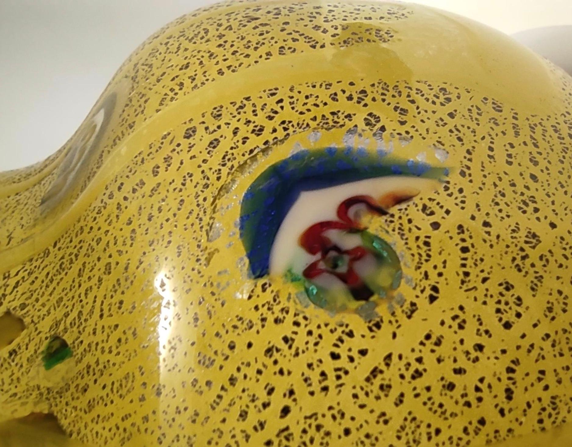 Brocca postmoderna in vetro soffiato a mano giallo opalino con murrine e fiocchi d'argento in vendita 1