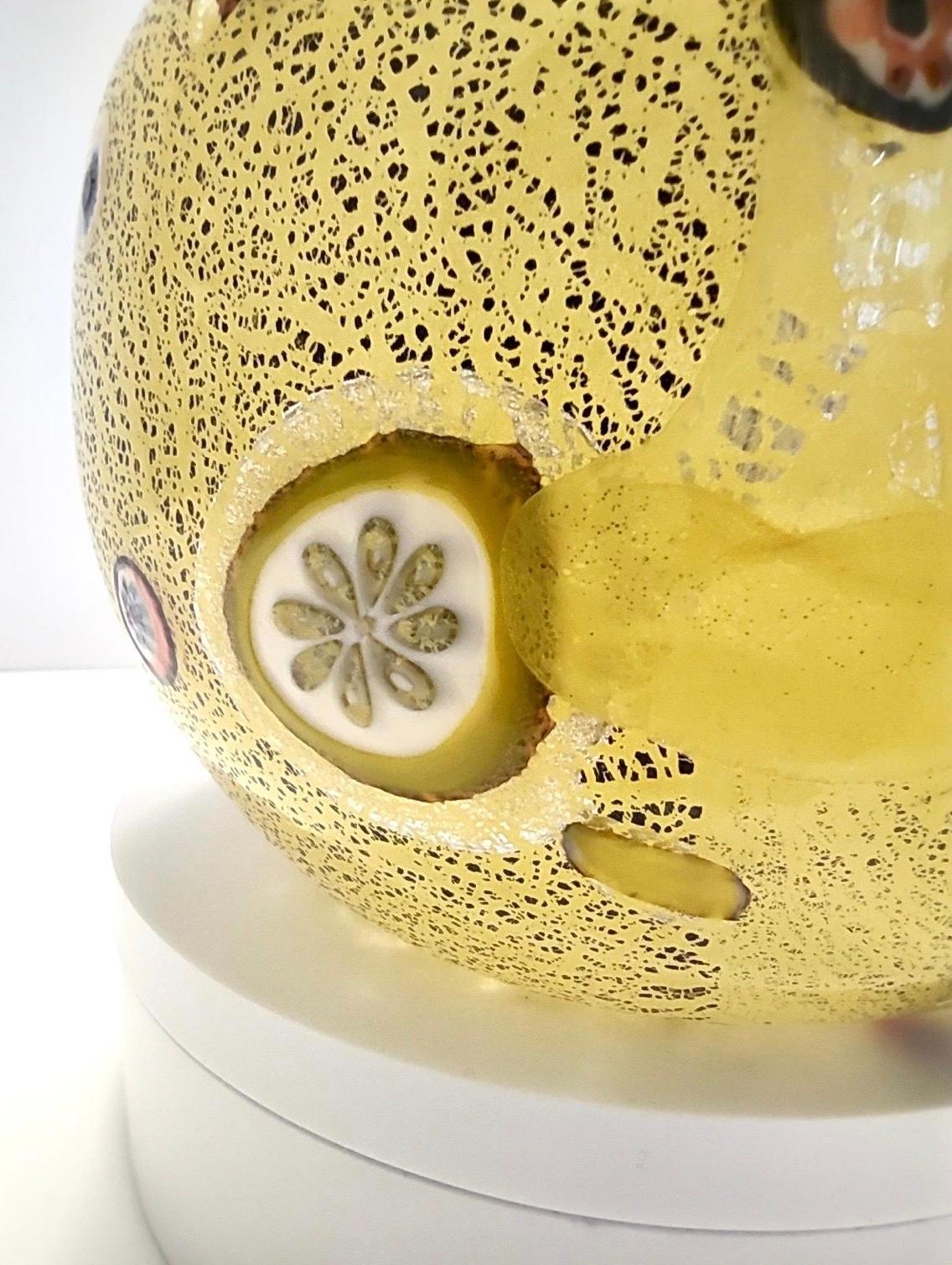 Brocca postmoderna in vetro soffiato a mano giallo opalino con murrine e fiocchi d'argento in vendita 2