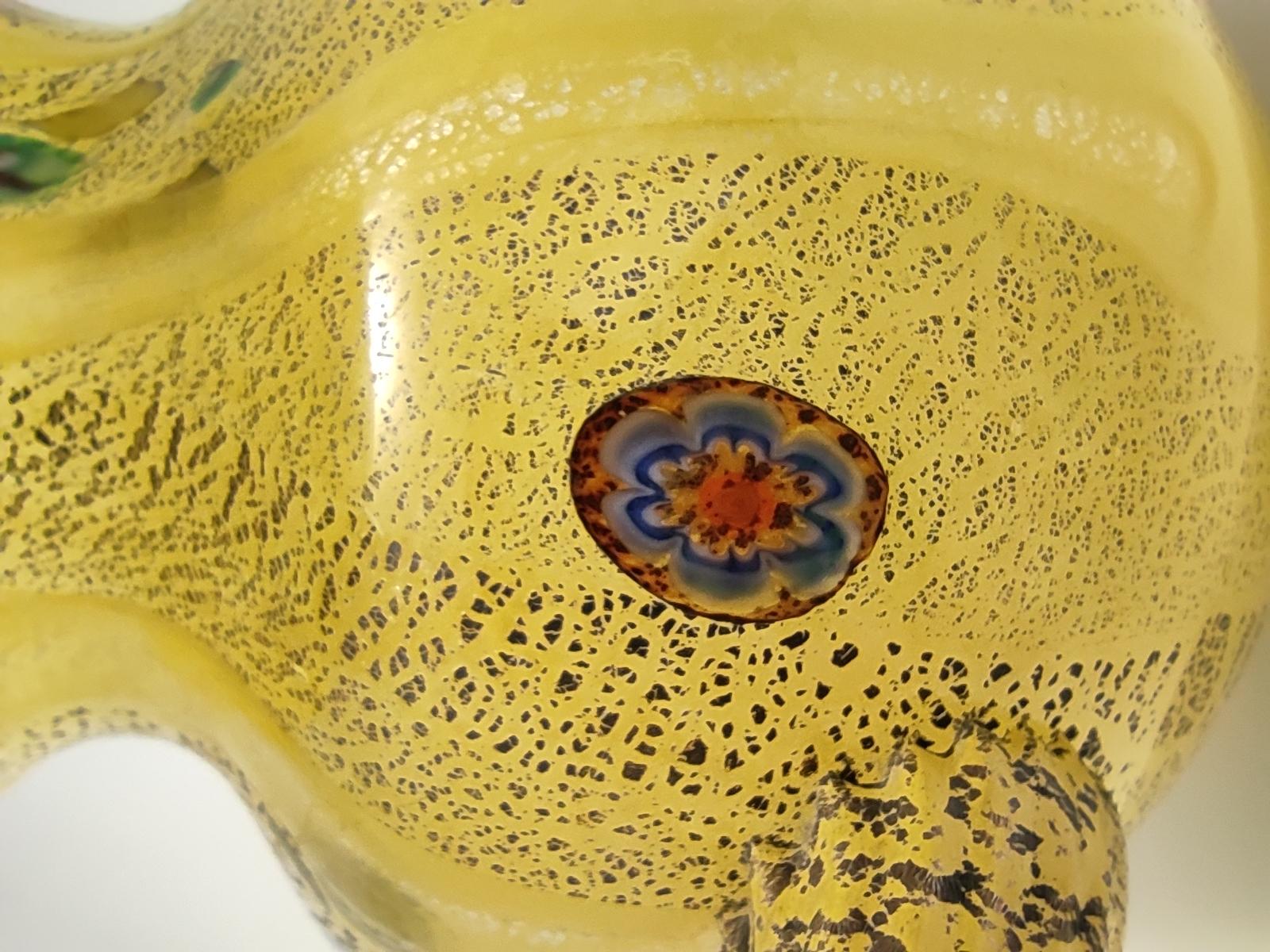 Pichet postmoderne en verre soufflé à la main jaune opalin avec murrines et flûtes d'argent en vente 3