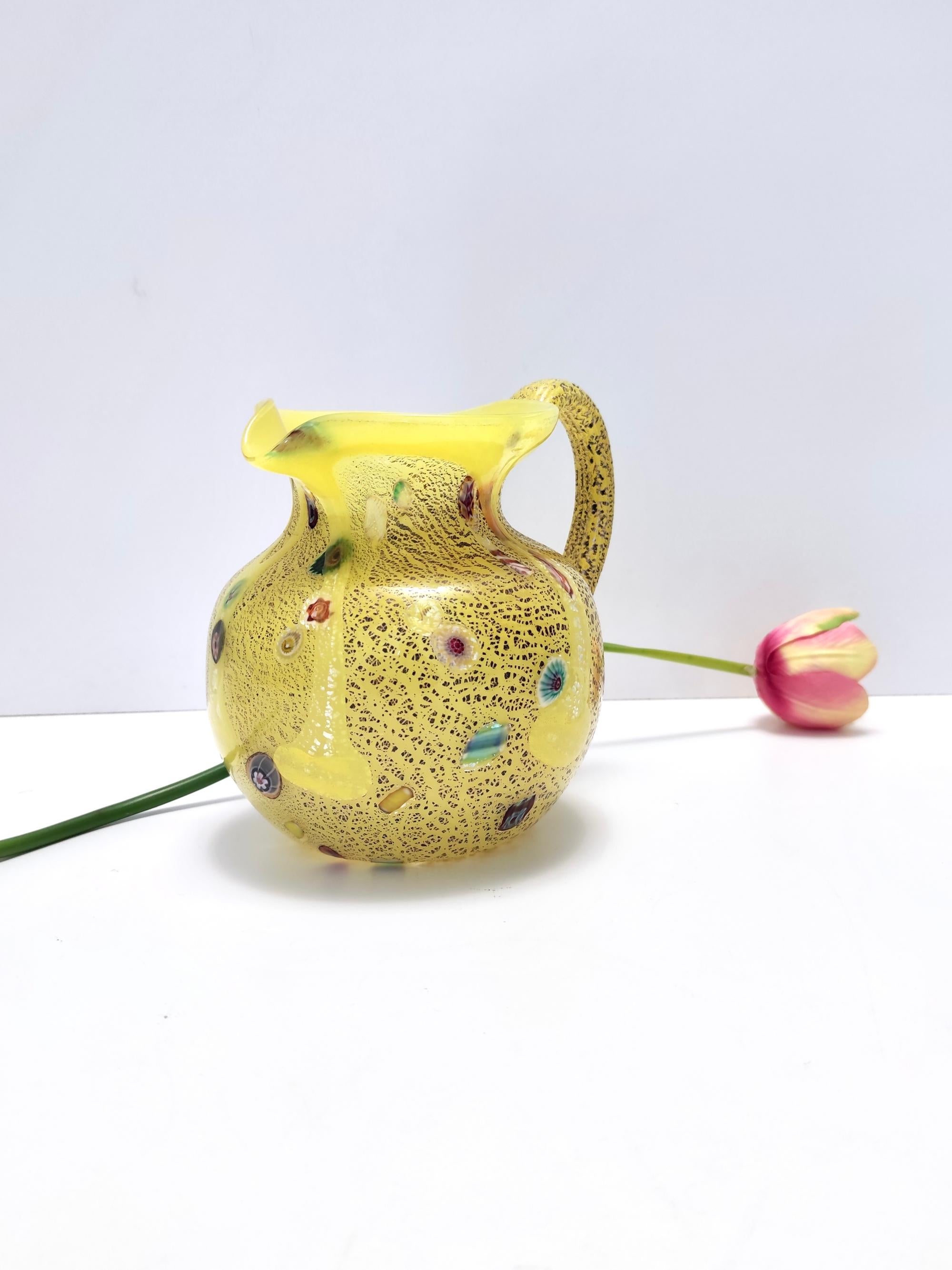 Postmoderner mundgeblasener Glaskrug aus gelbem Opal mit Murrines und Silberflaschen (Italienisch) im Angebot
