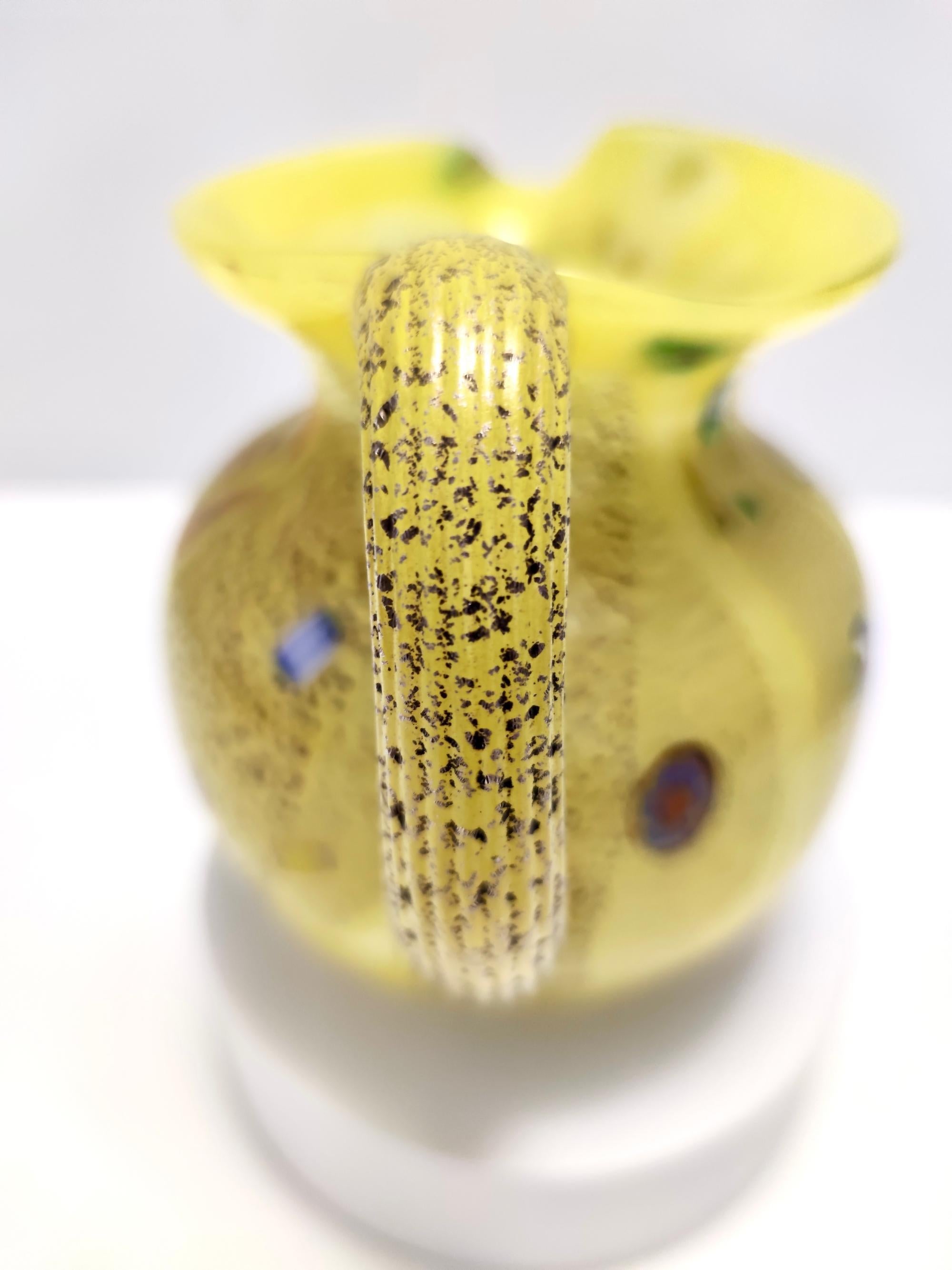 Postmoderner mundgeblasener Glaskrug aus gelbem Opal mit Murrines und Silberflaschen (Ende des 20. Jahrhunderts) im Angebot