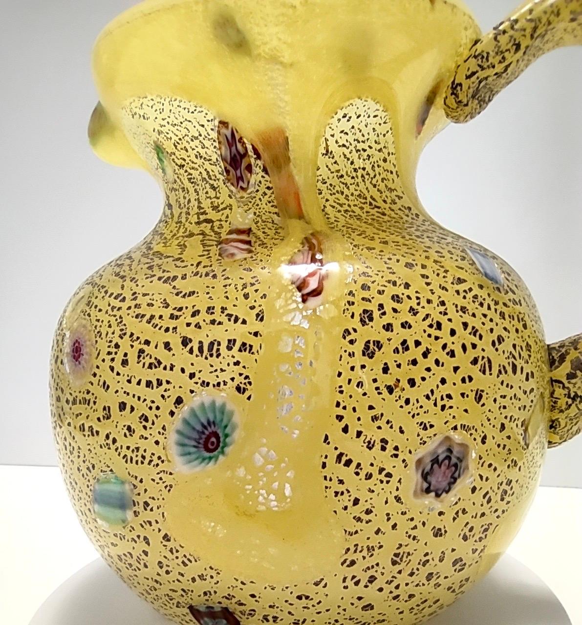 Fin du 20e siècle Pichet postmoderne en verre soufflé à la main jaune opalin avec murrines et flûtes d'argent en vente