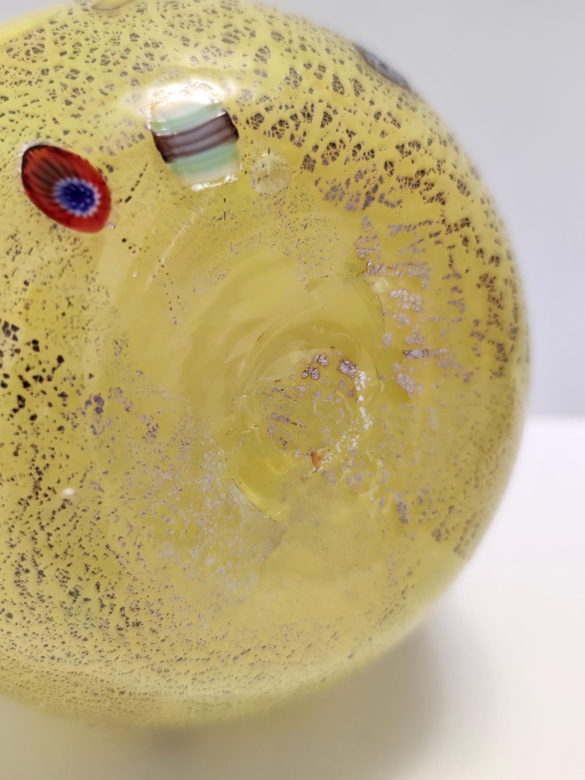 Postmoderner mundgeblasener Glaskrug aus gelbem Opal mit Murrines und Silberflaschen im Angebot 2