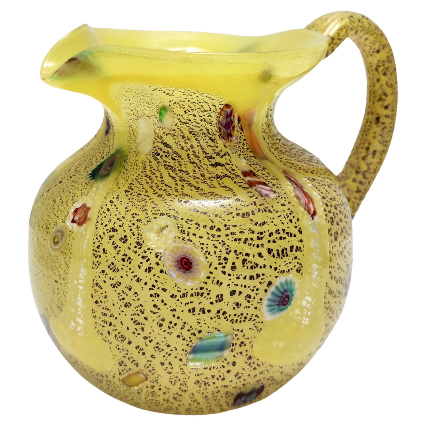 Pichet postmoderne en verre soufflé à la main jaune opalin avec murrines et flûtes d'argent