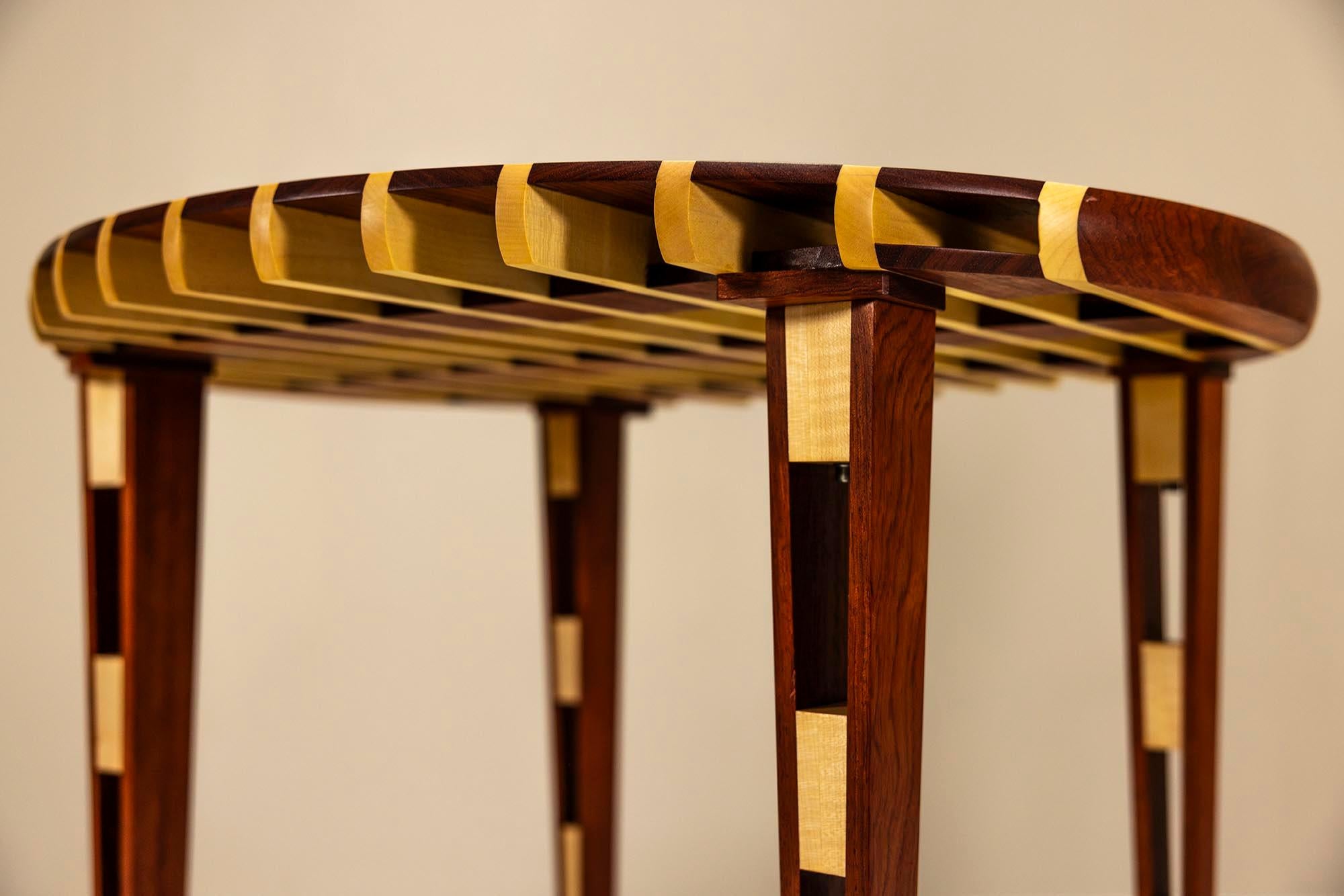 Postmodernes Tisch- und Stuhlset „Zebra“ aus zwei Holzarten, 1990er Jahre im Angebot 1