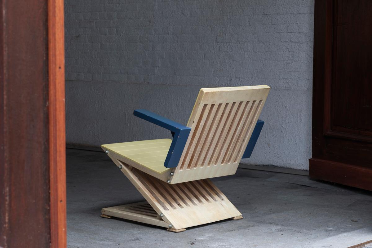 Einzigartiger postmoderner Zickzack-Zack-Stuhl im Stil von Gerrit Rietveld, 1980er Jahre  (Postmoderne) im Angebot