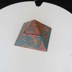 POSTMODERNISMO 1992 Scatola decorativa piramidale in legno dorato e policromato