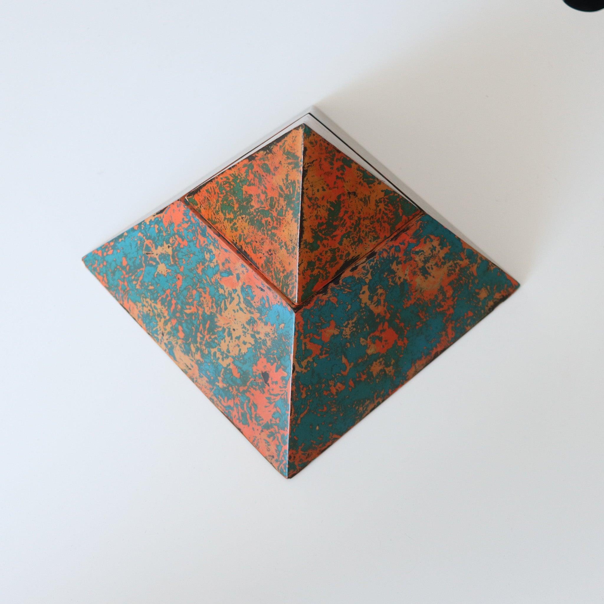 Mid-Century Modern POSTMODERNISM 1992 Decorative Pyramidal Box In Polychromate & Gilded Wood For Sale