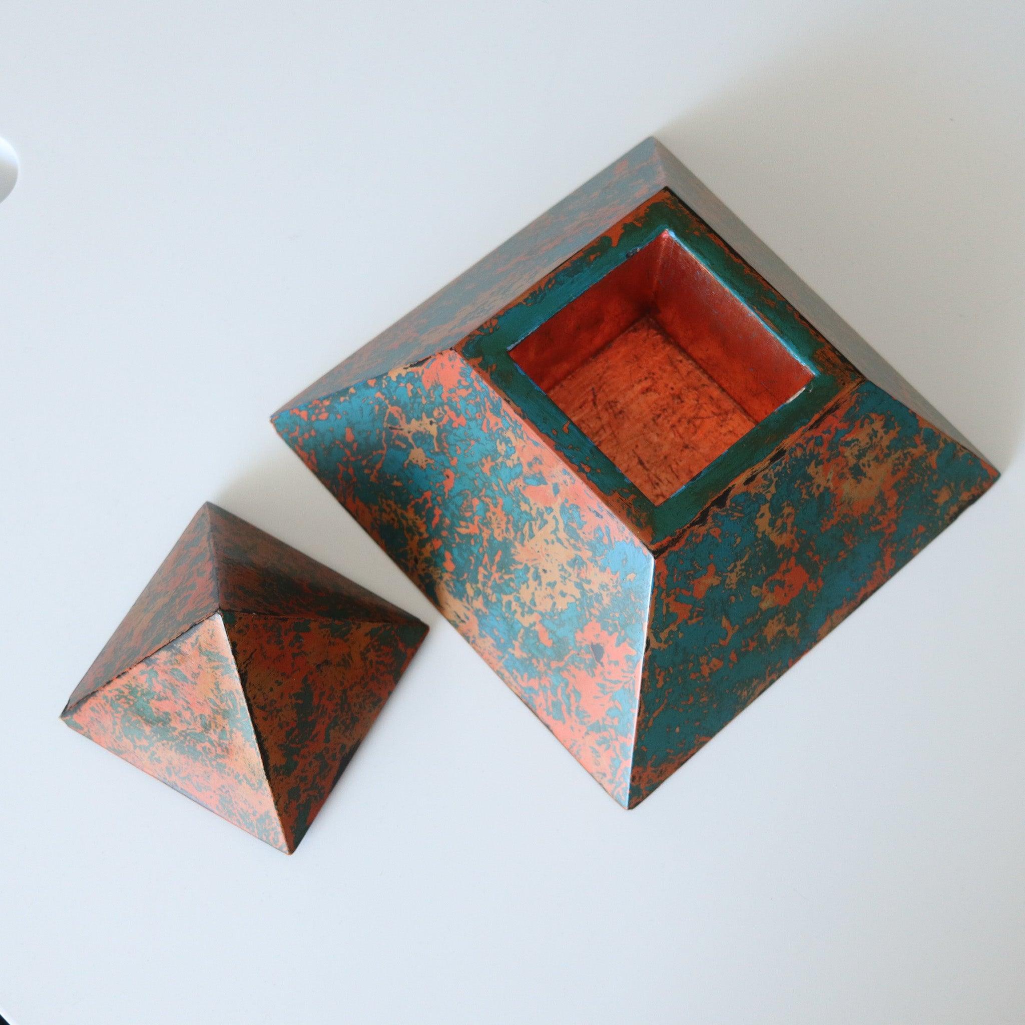 American POSTMODERNISM 1992 Decorative Pyramidal Box In Polychromate & Gilded Wood For Sale