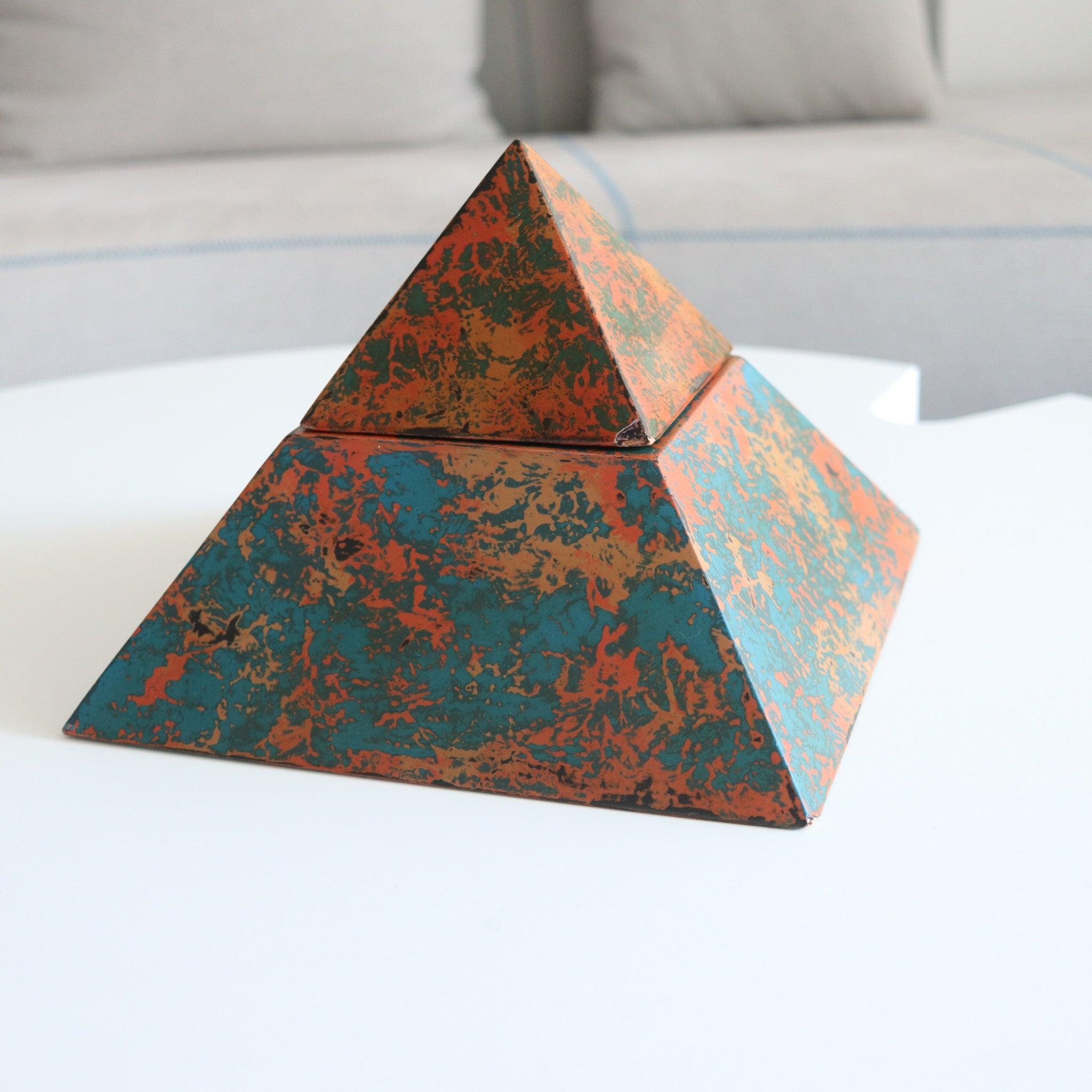 POSTMODERNISM 1992 Decorative Pyramidal Box In Polychromate & Gilded Wood In Excellent Condition For Sale In Miami, FL