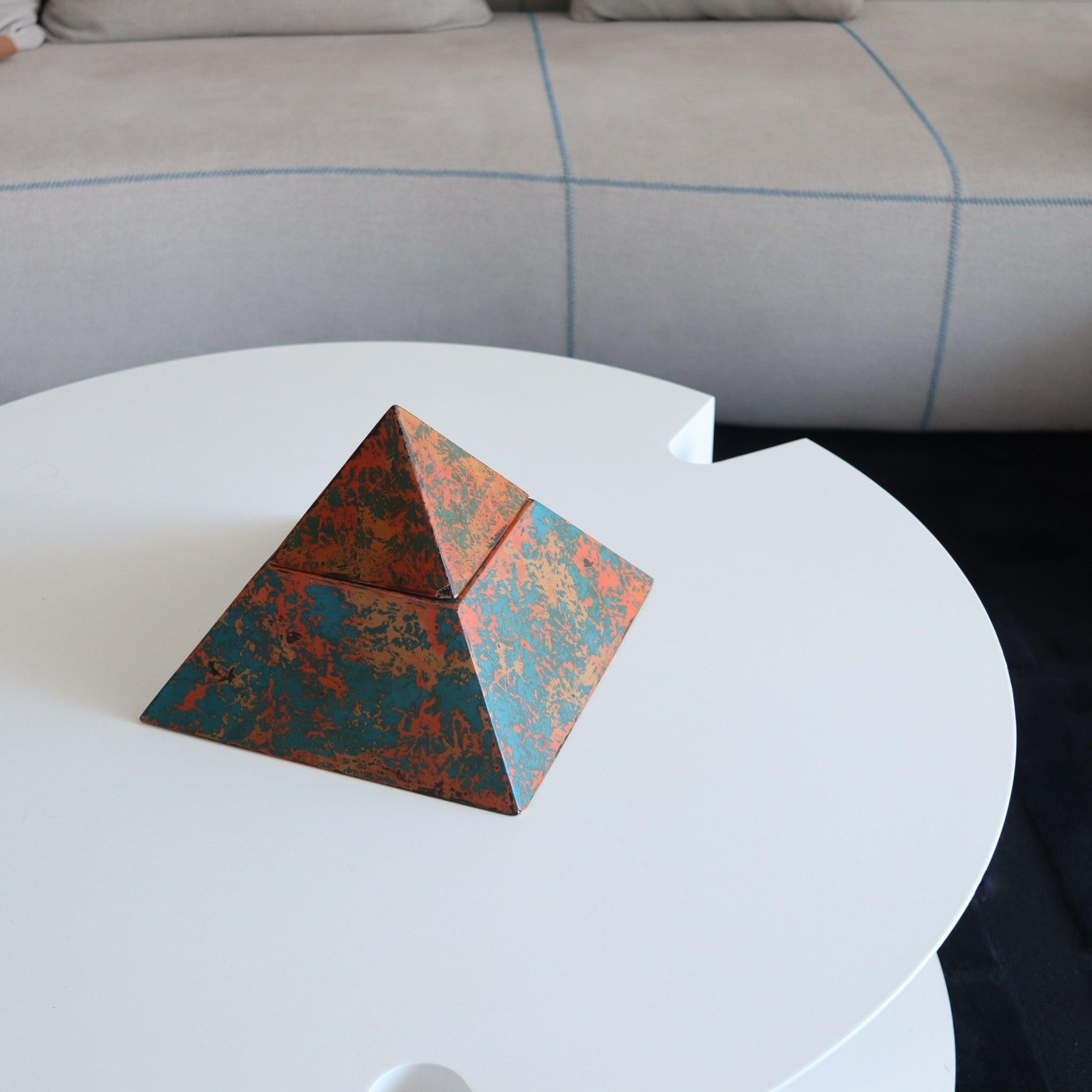 Late 20th Century POSTMODERNISM 1992 Decorative Pyramidal Box In Polychromate & Gilded Wood For Sale