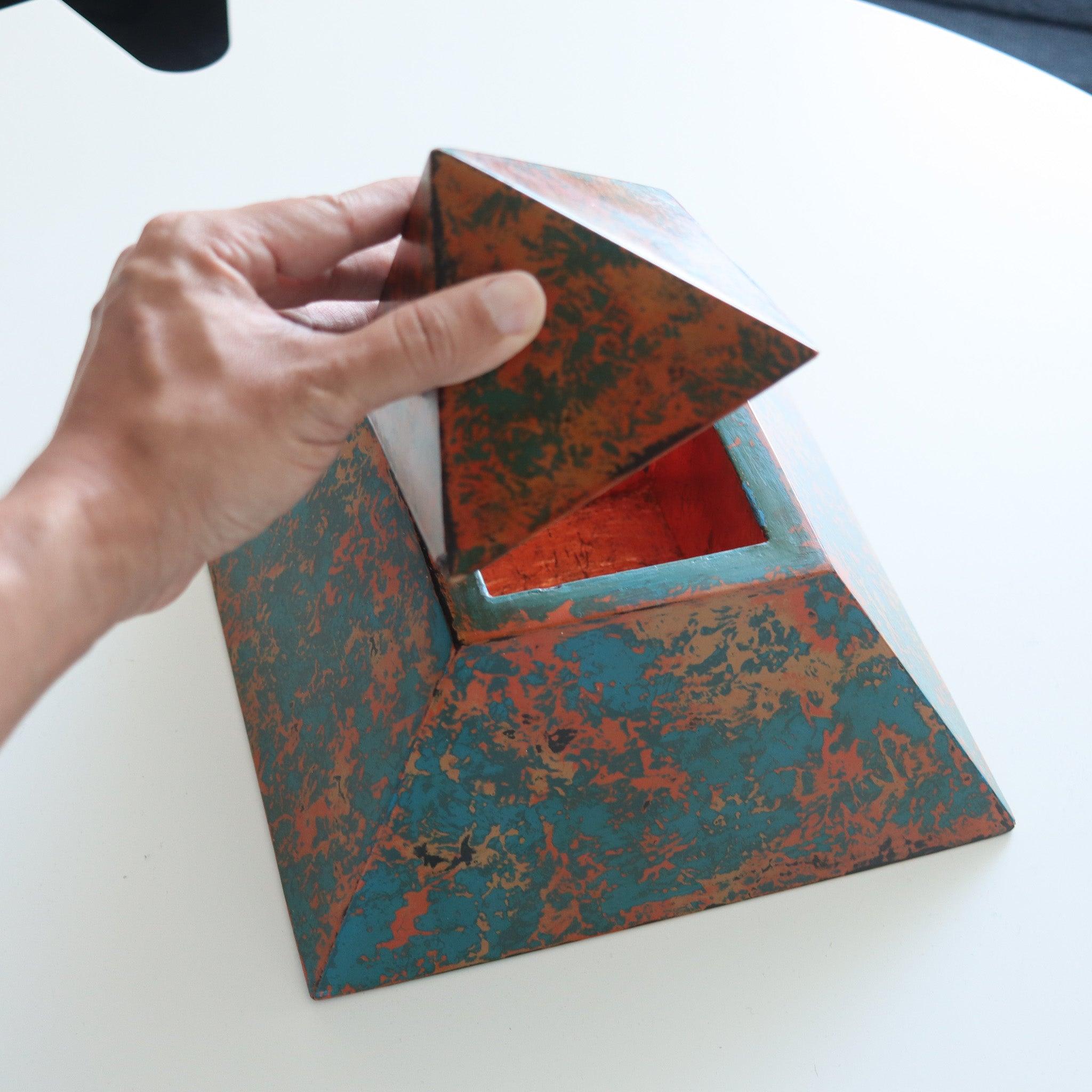 POSTMODERNISM 1992 Decorative Pyramidal Box In Polychromate & Gilded Wood For Sale 1