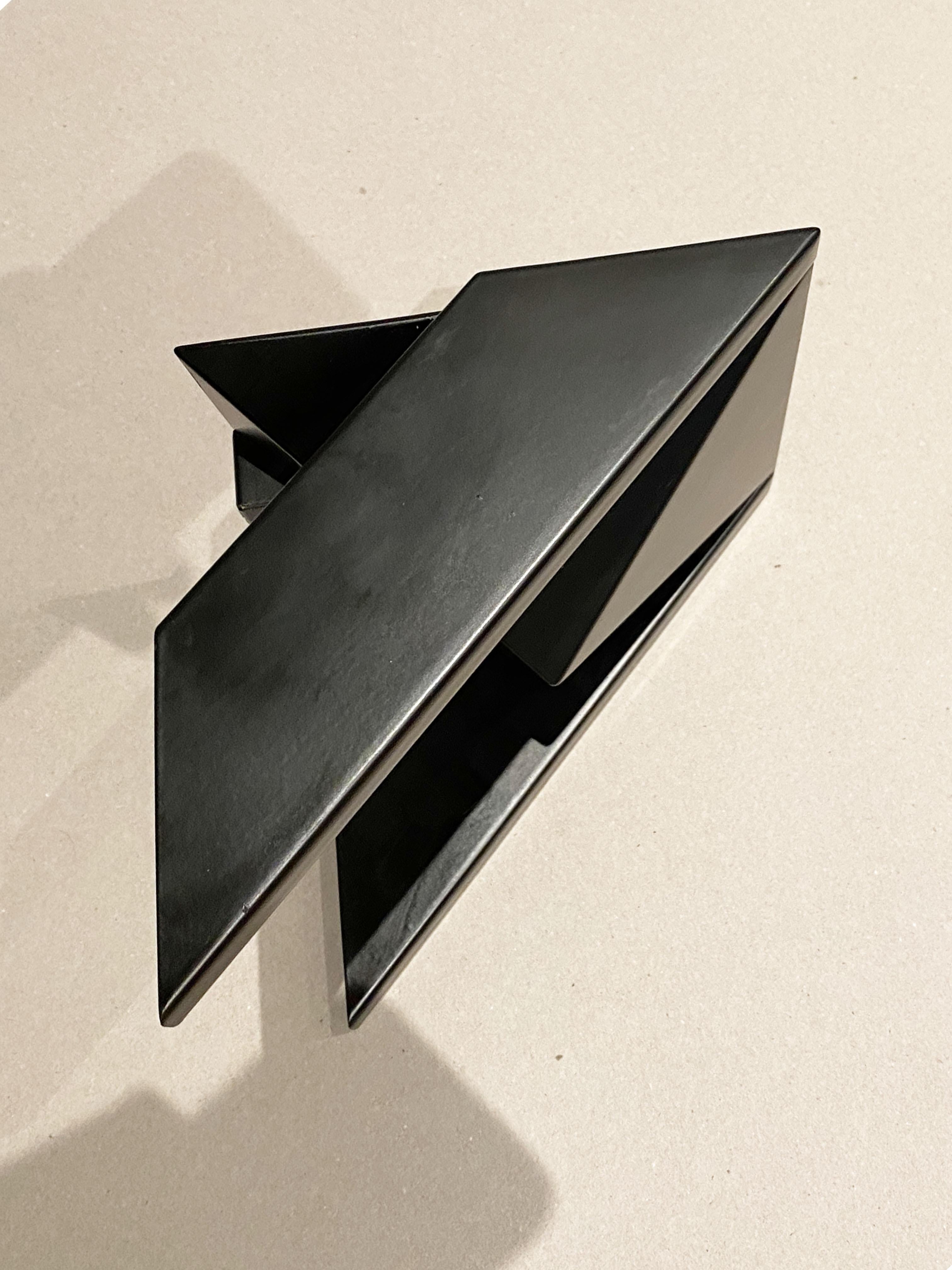 Francese Sconce Atlas postmoderno laccato nero di Potentiel Paris, Francia anni '80 in vendita