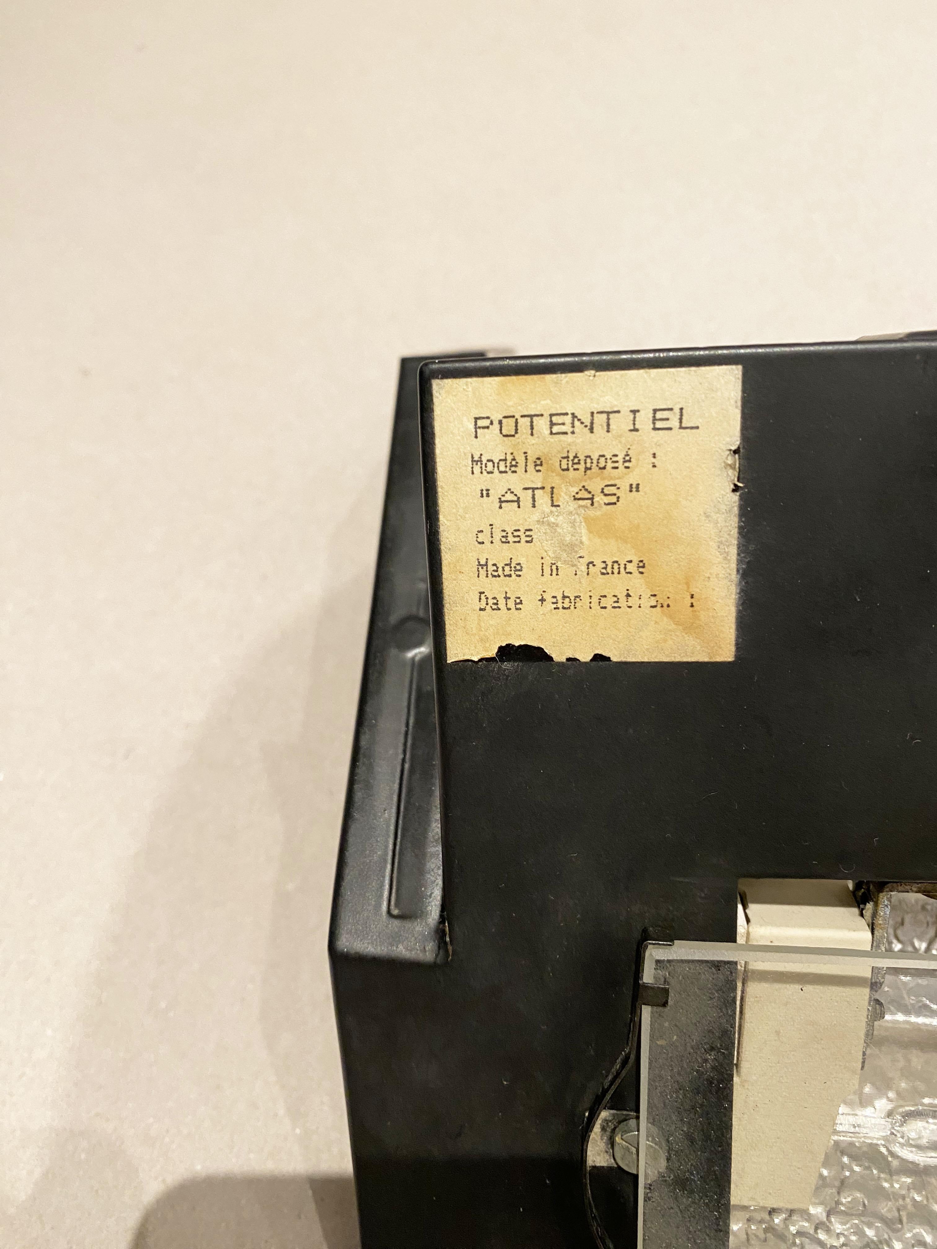 Sconce Atlas postmoderno laccato nero di Potentiel Paris, Francia anni '80 in vendita 2