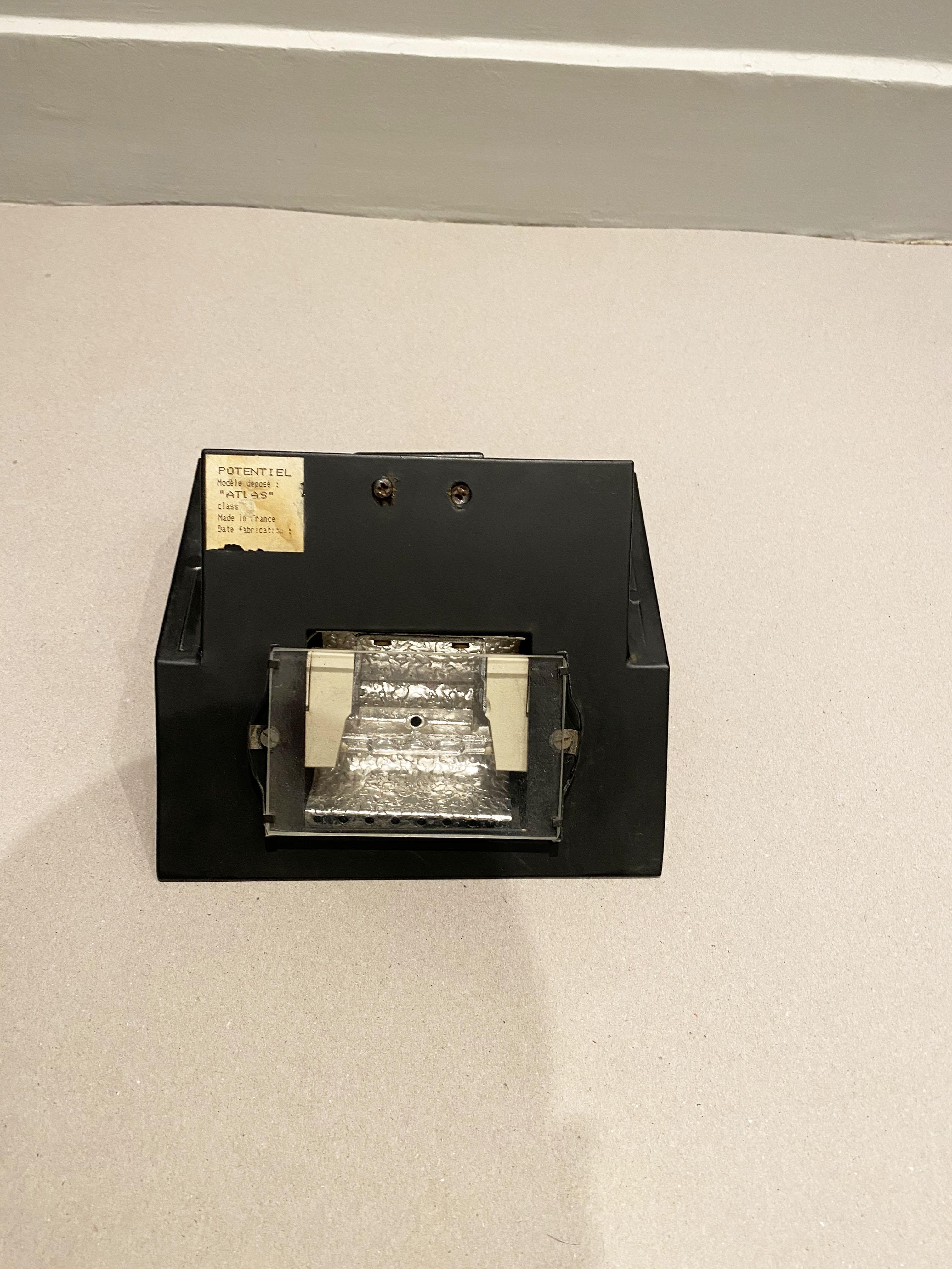 Sconce Atlas postmoderno laccato nero di Potentiel Paris, Francia anni '80 in vendita 3