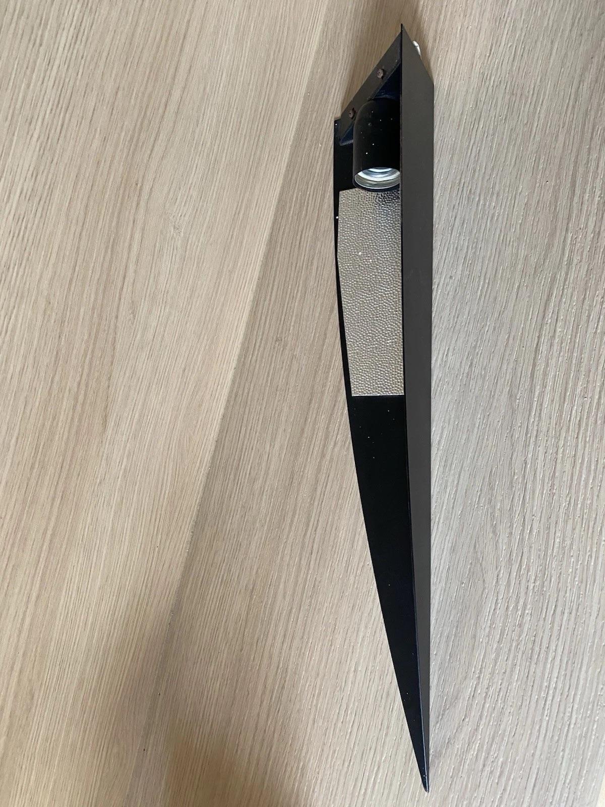 Postmodernist Black Lacquered Flamme Sconce by Gilles Derain, France 1980s In Good Condition For Sale In Lille, FR