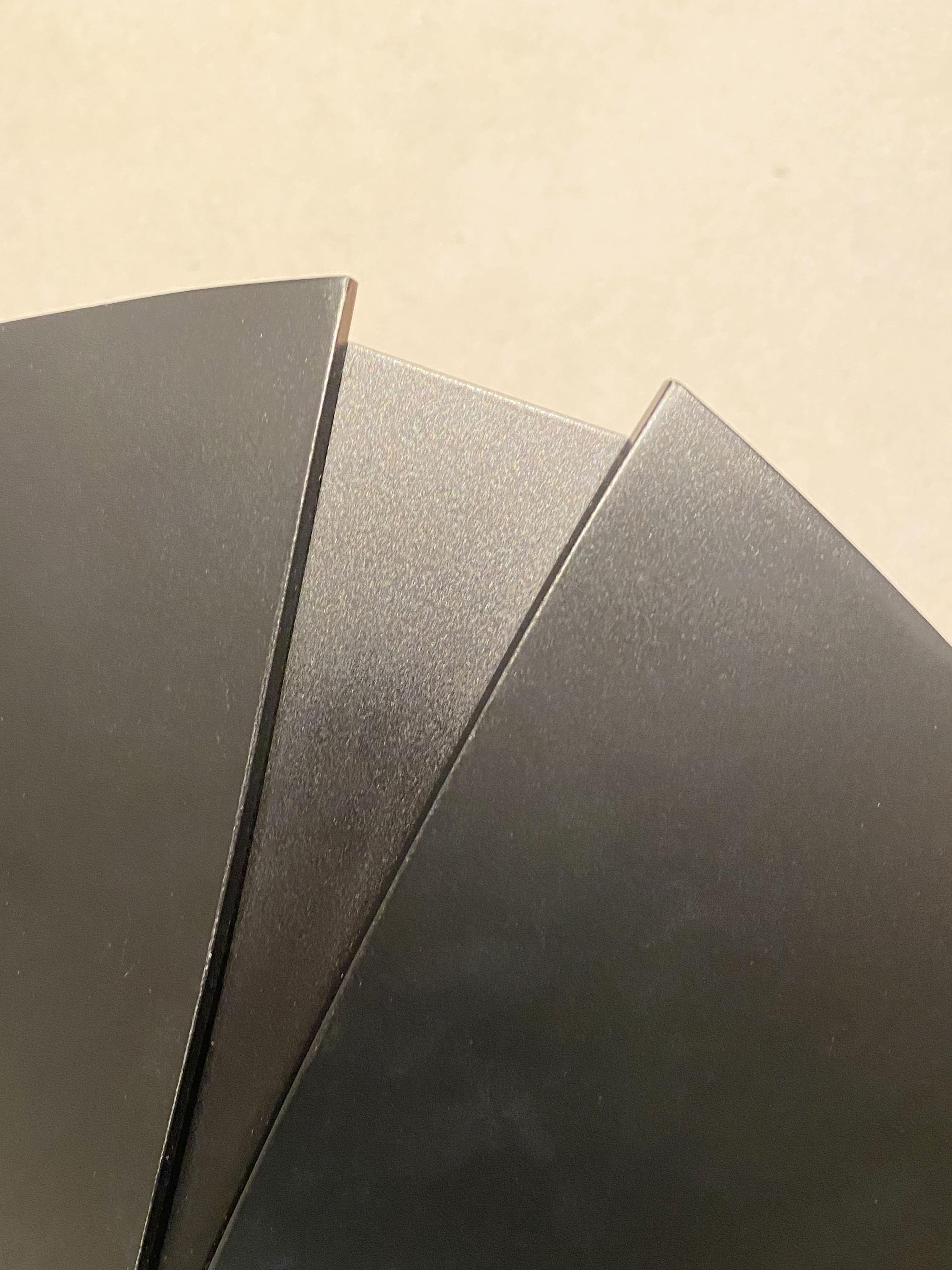 Postmoderne schwarz lackierte Origami-Leuchte von Autographe Paris, Frankreich 1980er Jahre im Zustand „Gut“ im Angebot in Lille, FR