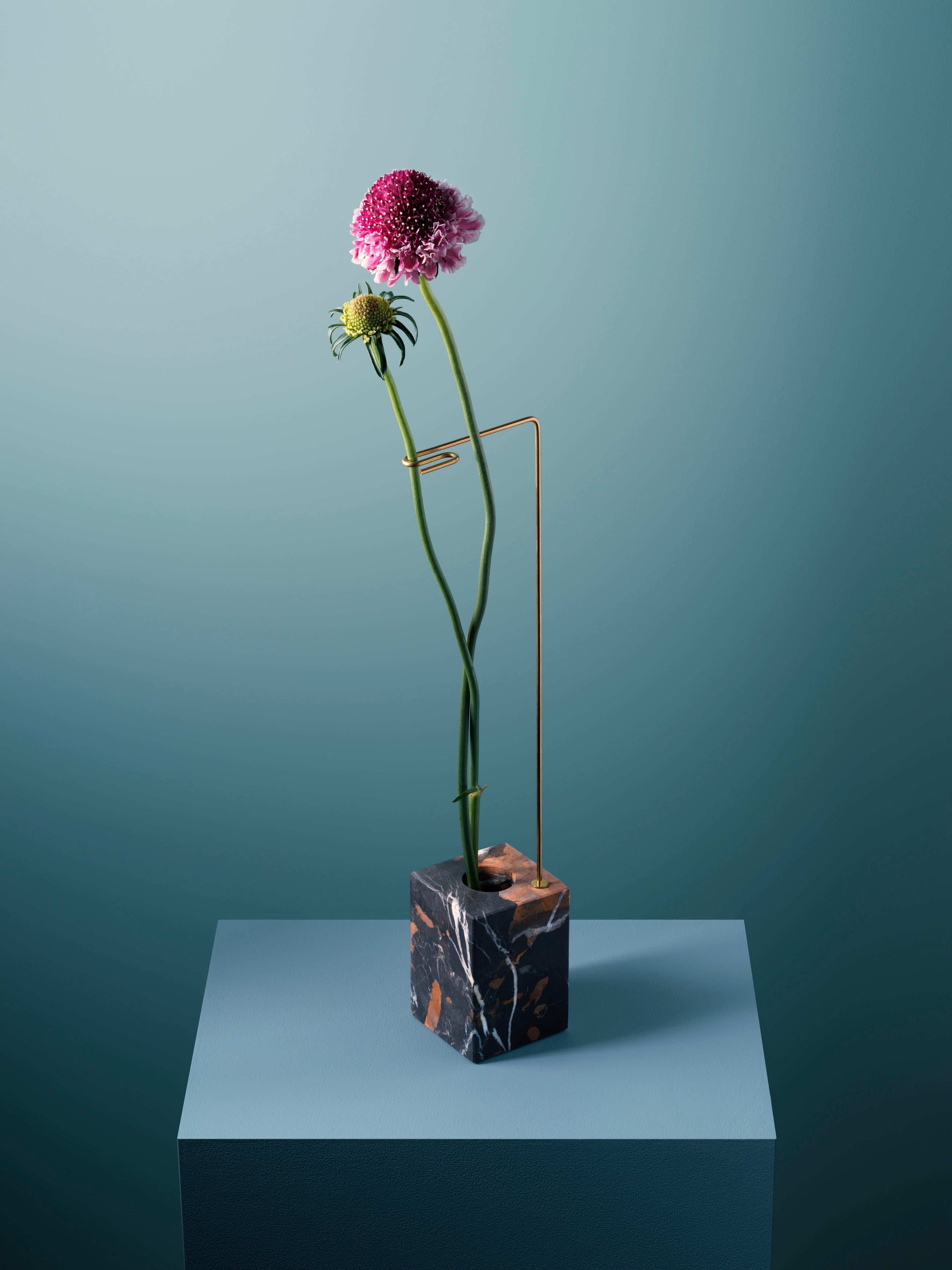 Posture marble vase - Carl Kleiner
Dimensions:
- Marble : 40 x 7 x 7 cm
- Metal : Ø3mm
Material: Africa black

Taking inspiration from photographer Carl Kleiner's 2014 series 