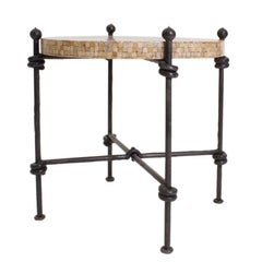Mesa auxiliar francesa redonda de mármol marrón negro de forja de la posguerra, 1940