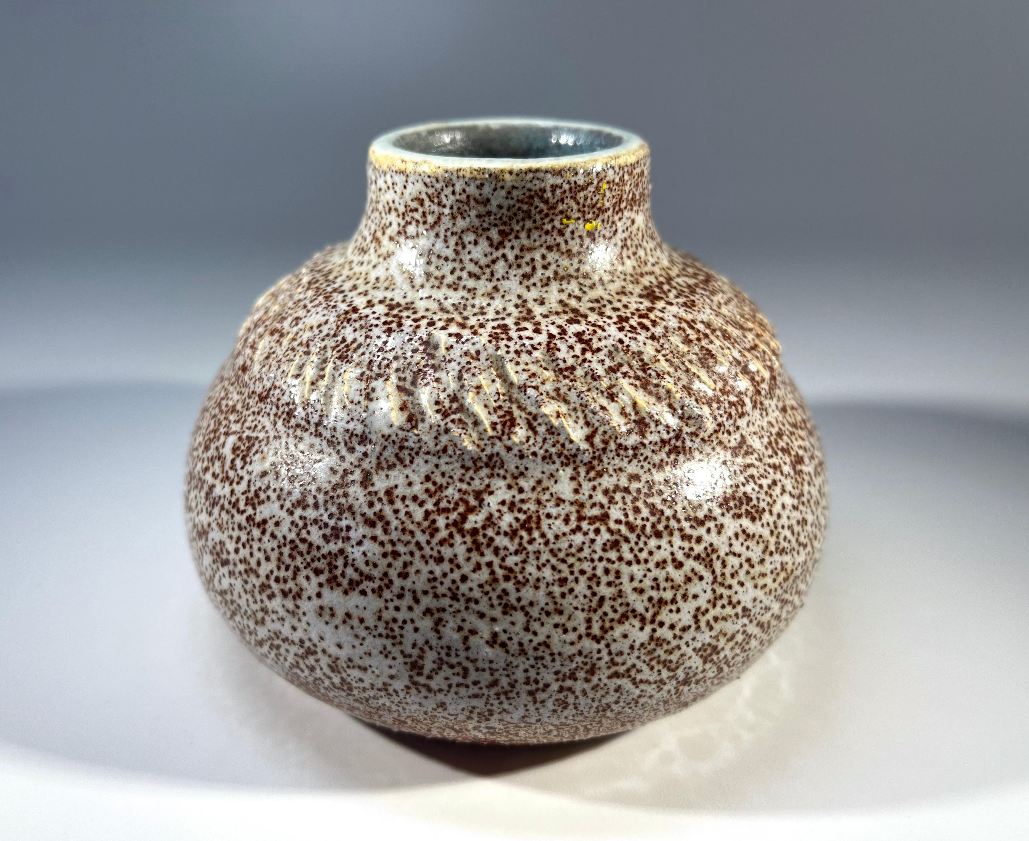 Forme tactile, superbe émail marron moucheté d'oeufs d'oiseaux - vase posy en grès cérame d'Accolay, France
Une forme classique et lourde, avec un bord imposant
Circa 1960's
Signé Accolay à la base
Hauteur 3,25 pouces, Diamètre 4,5 pouces
En très