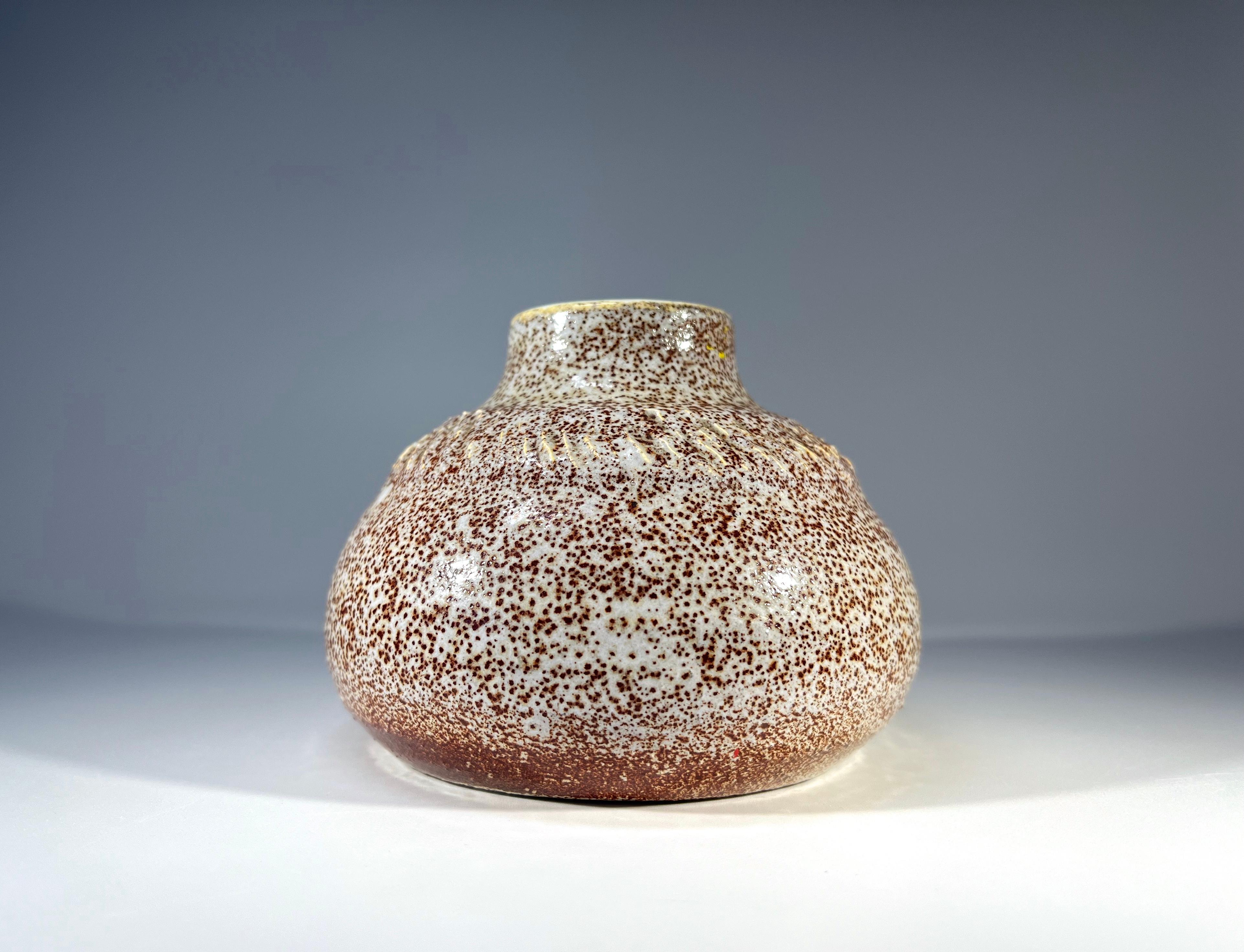 Français Vase en céramique à glaçure mouchetée de châtaignier Posy par Accolay, France, années 1960 en vente