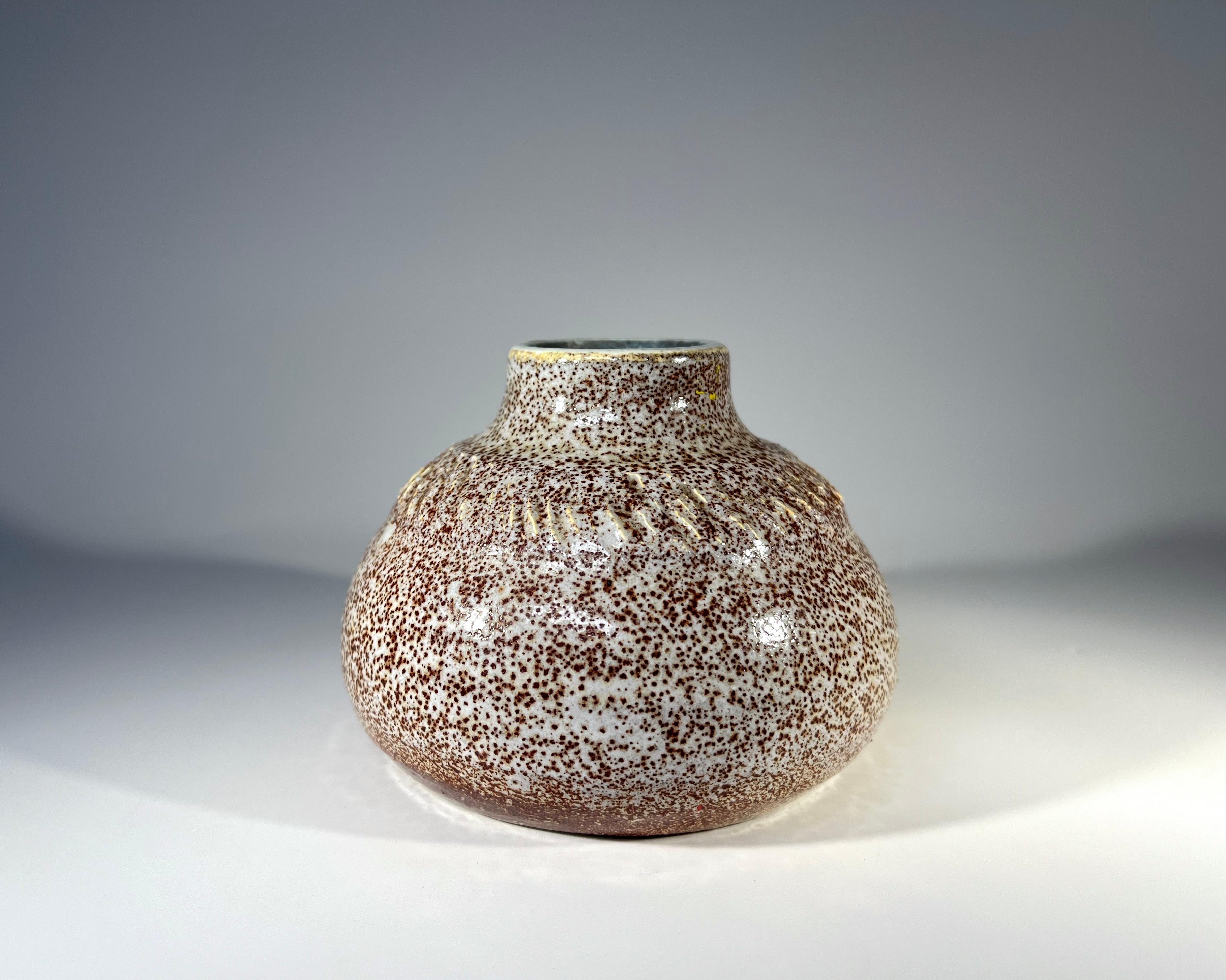 Vernissé Vase en céramique à glaçure mouchetée de châtaignier Posy par Accolay, France, années 1960 en vente