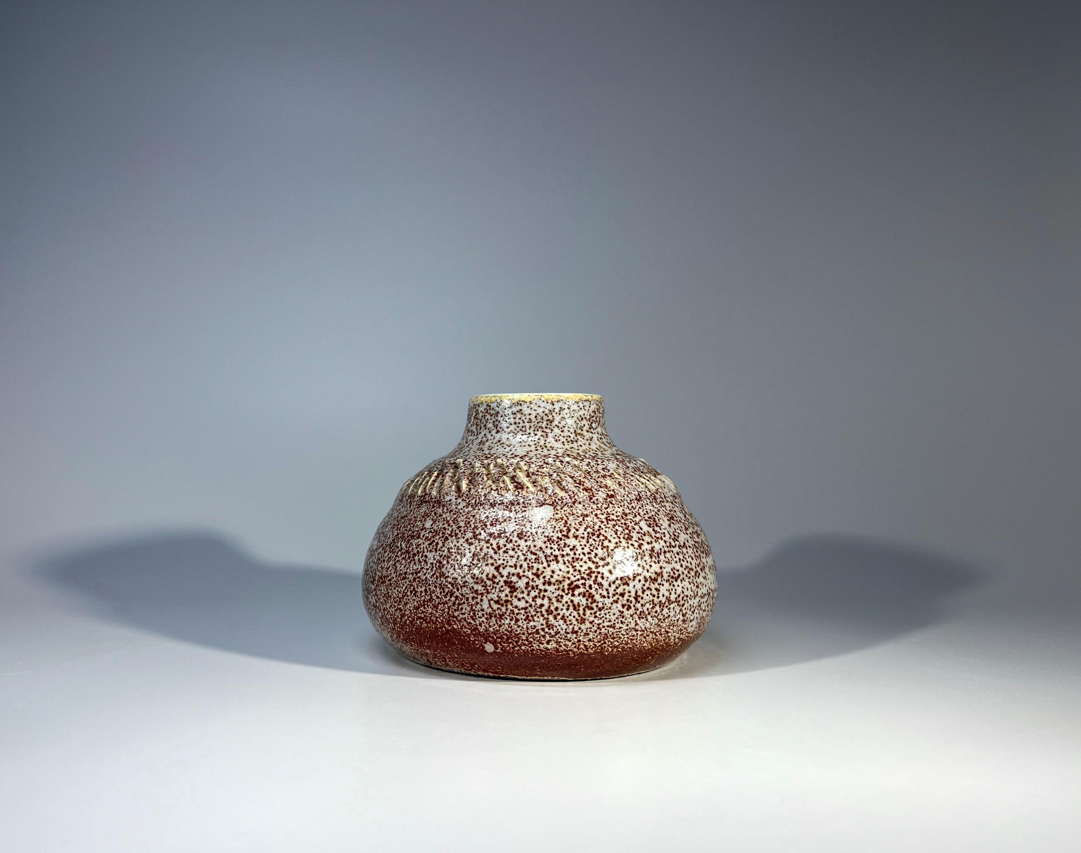 Milieu du XXe siècle Vase en céramique à glaçure mouchetée de châtaignier Posy par Accolay, France, années 1960 en vente