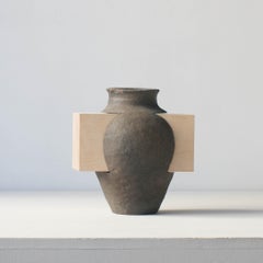 Abstrakte Skulptur aus Topf und Holz im zeitgenössischen Zen- Japonismus-Stil