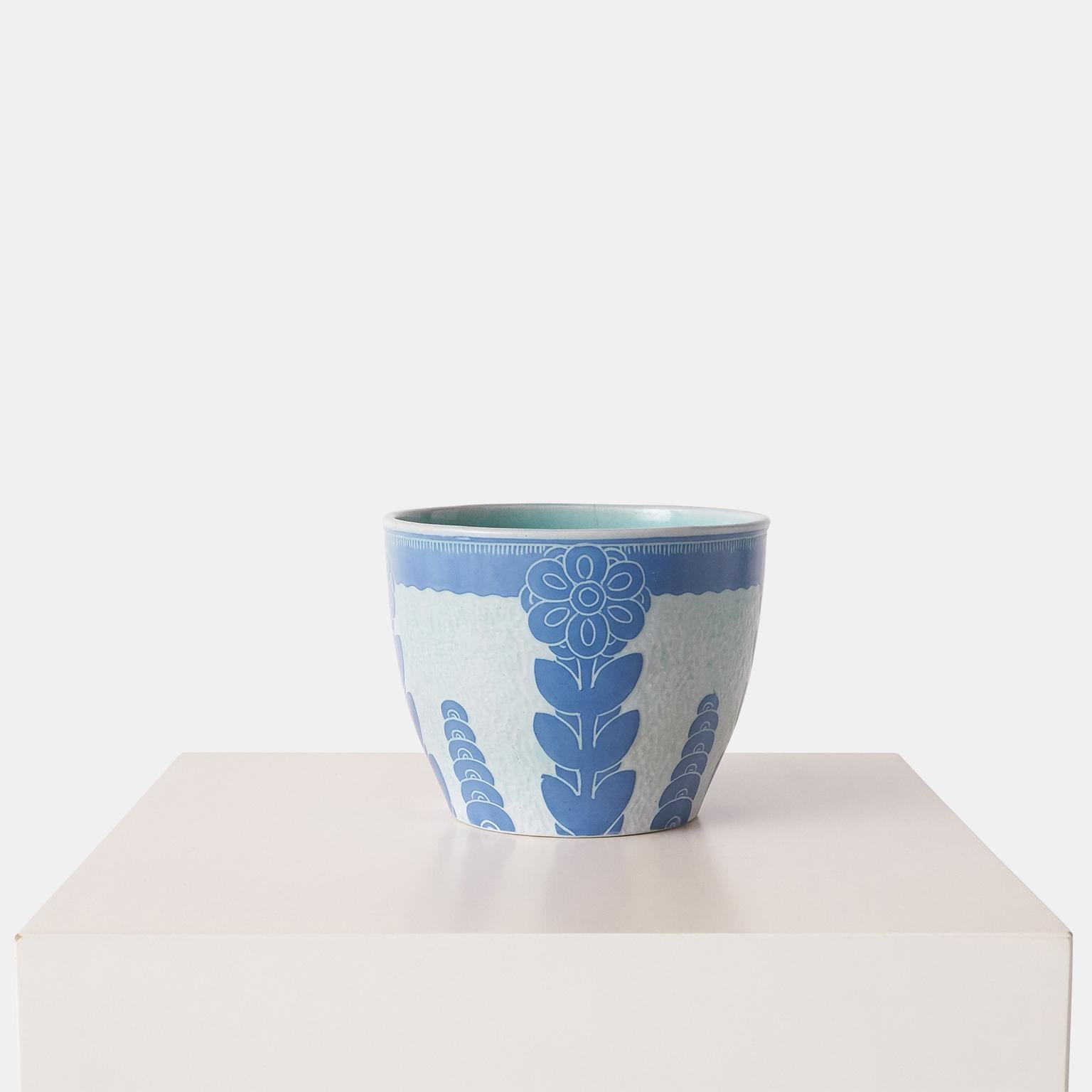 A handmade blue pot by Josef Ekberg for Gustavsberg. Each piece is unique and decorated with the Sgrafitto technique that was developed by Ekberg himself.

Signed : Gustavsberg, 1919 JE