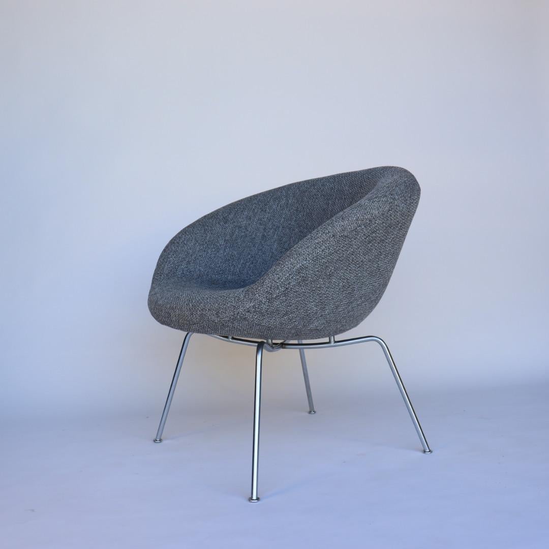 We have newly reupholstered this gorgeous Pot Chair Designed by Arne Jacobsen for Fritz Hansen, circa 1950, Denmark.
The 