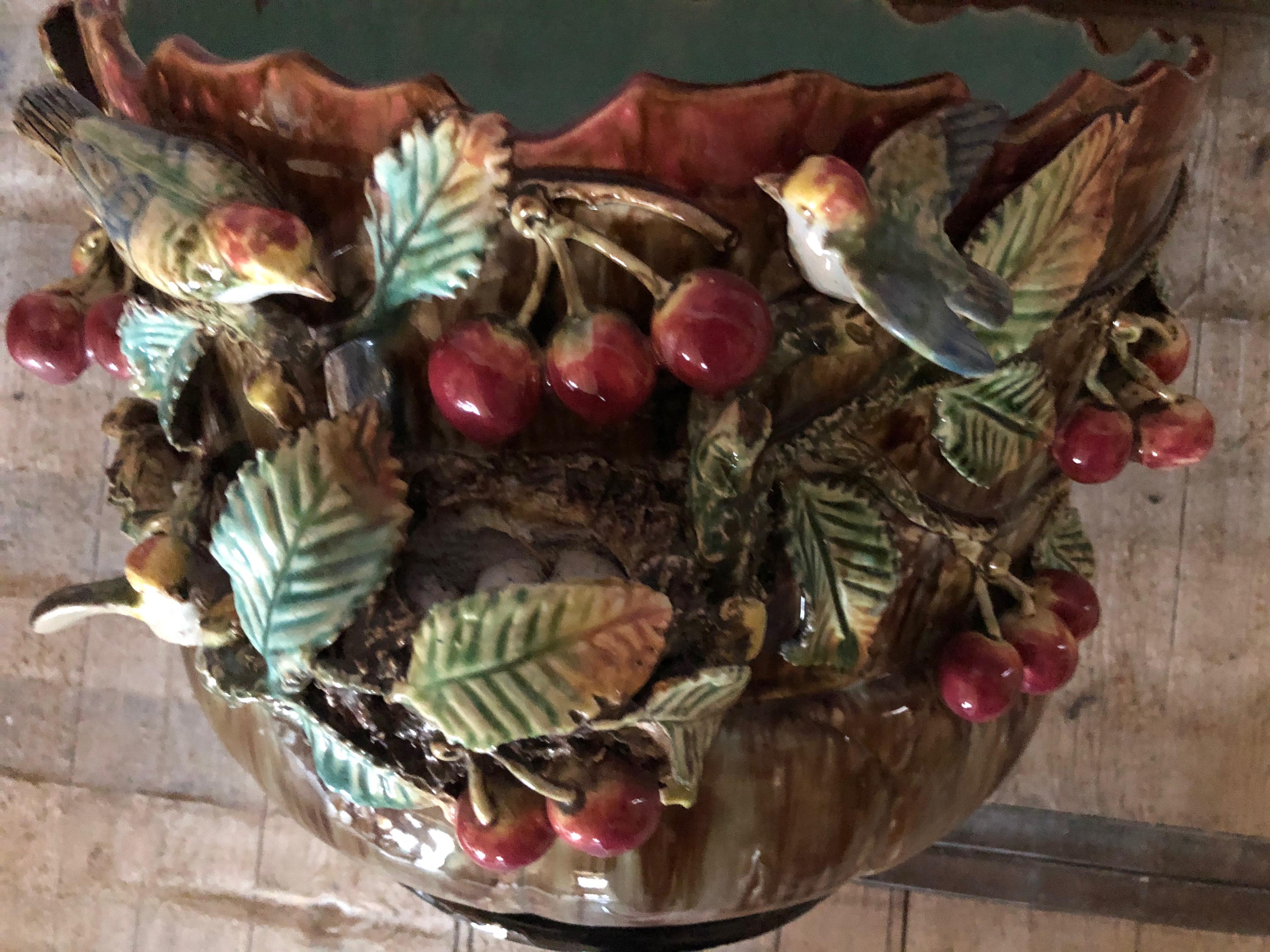Pot en barbotine bien décoré de cerises et d'oiseaux, de bonne taille avec un diamètre de 32, la glaçure est très colorée.