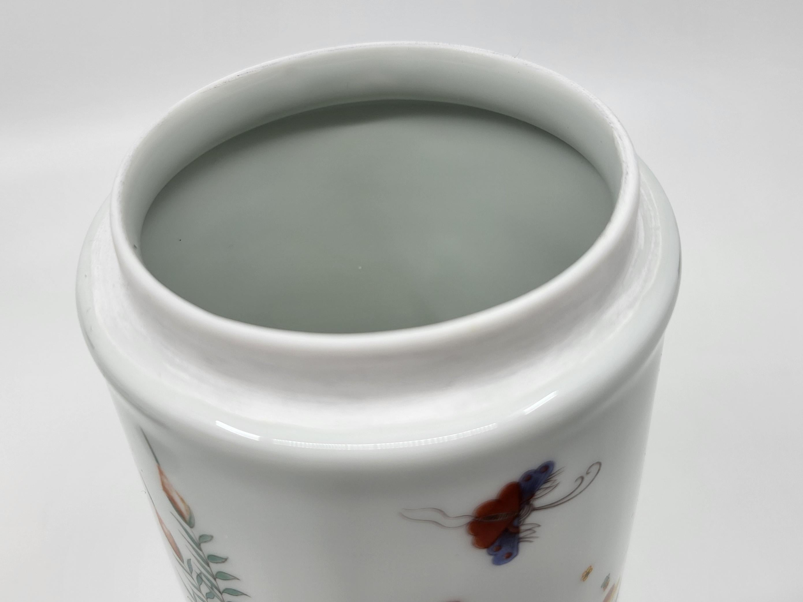 Maceta en Porcelana del Lys Decoración real Kakiemon Castillo de Chantilly XVIIIe Francia en venta 3
