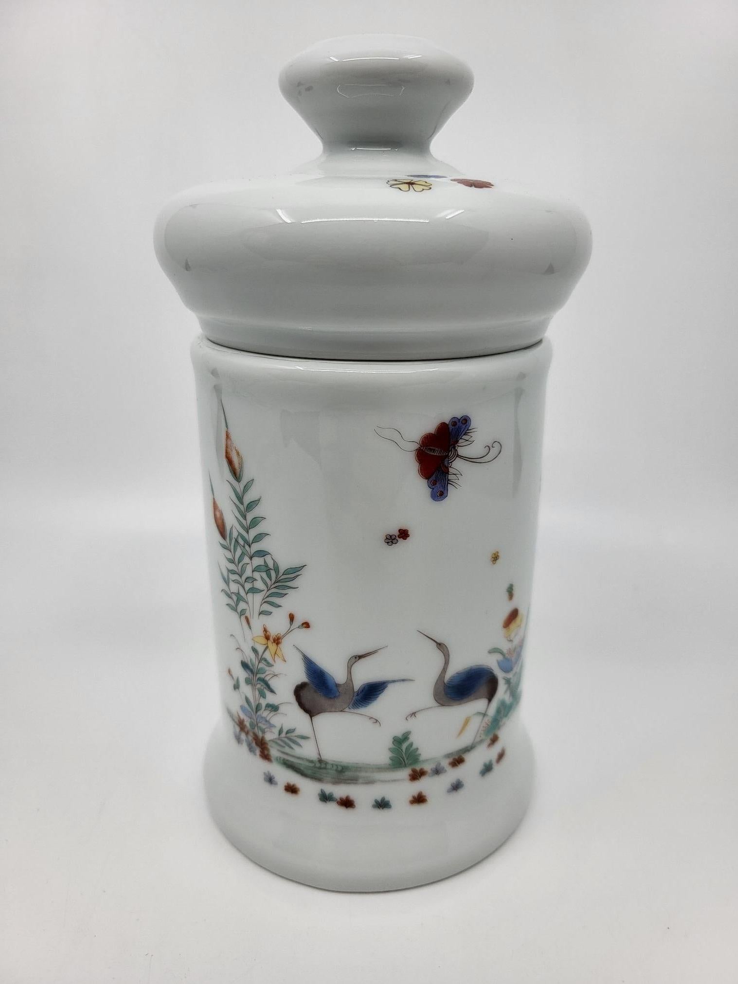 Esta maceta de porcelana, procedente de la Manufactura Real del Lys, es una magnífica reproducción de la decoración 