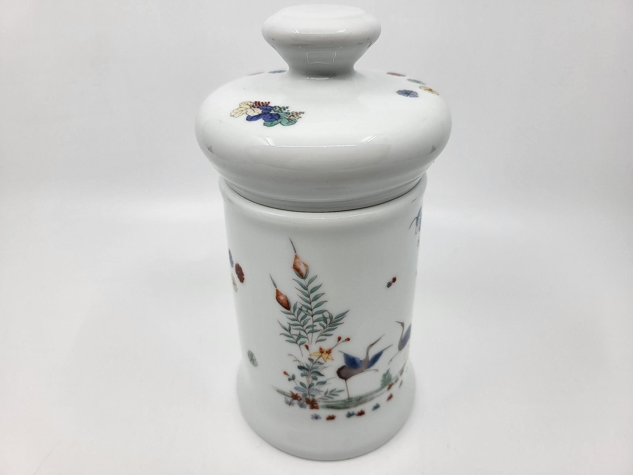 Maceta en Porcelana del Lys Decoración real Kakiemon Castillo de Chantilly XVIIIe Francia Pintado a mano en venta