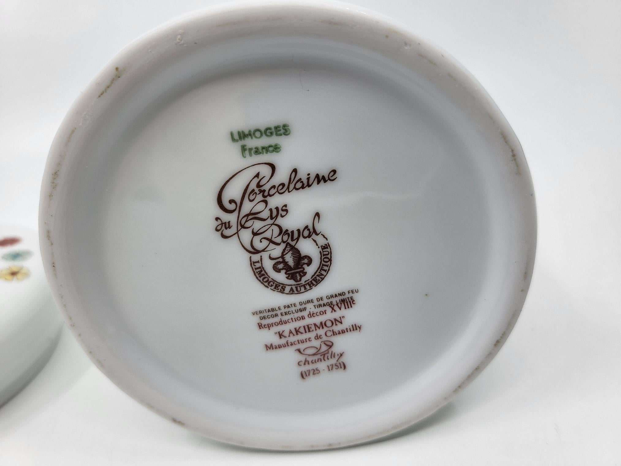 Maceta en Porcelana del Lys Decoración real Kakiemon Castillo de Chantilly XVIIIe Francia en Excelente estado para la venta en London, England