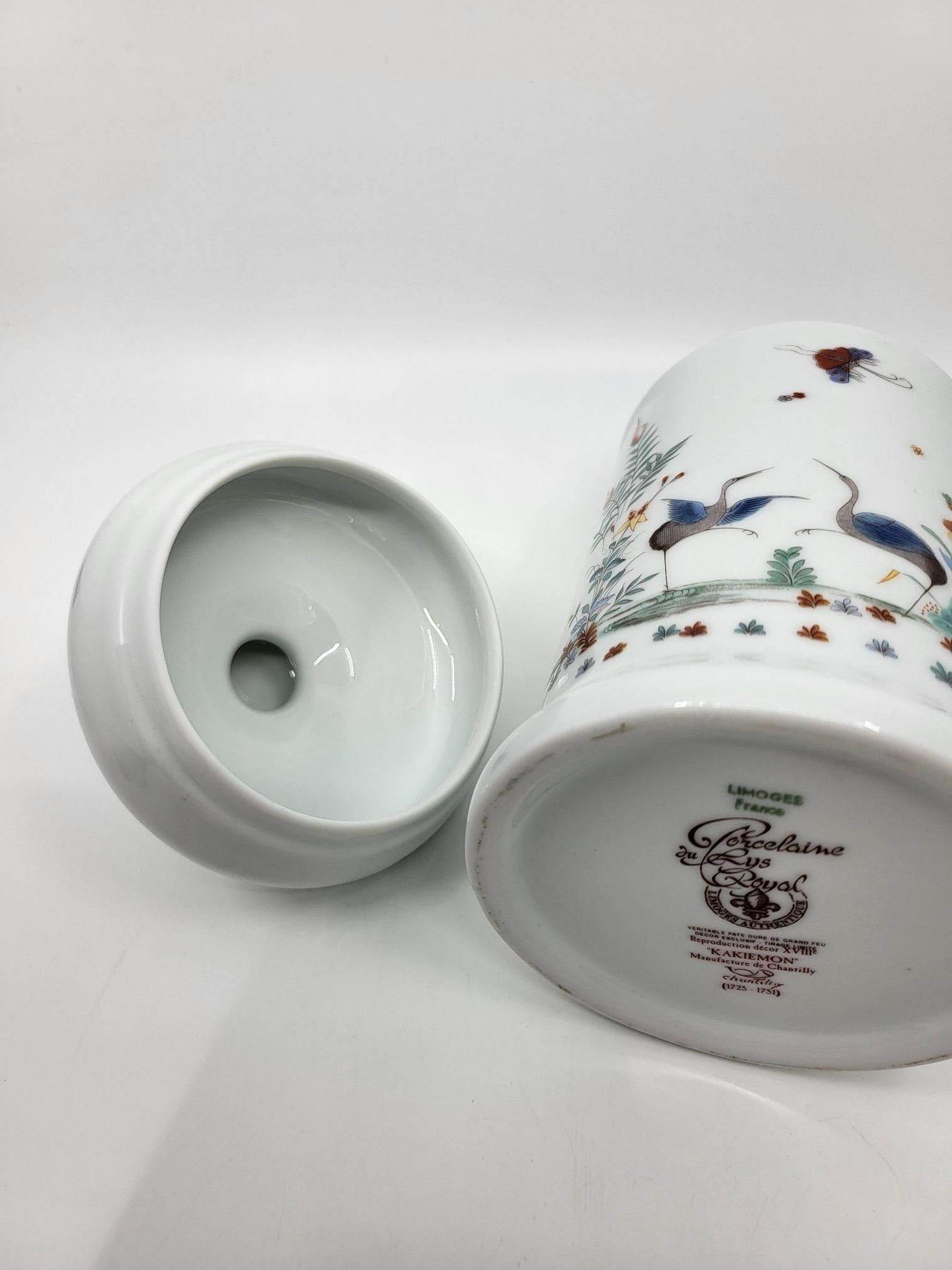 Maceta en Porcelana del Lys Decoración real Kakiemon Castillo de Chantilly XVIIIe Francia siglo XVIII en venta