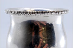 Topf aus glattem, umrandetem Silber