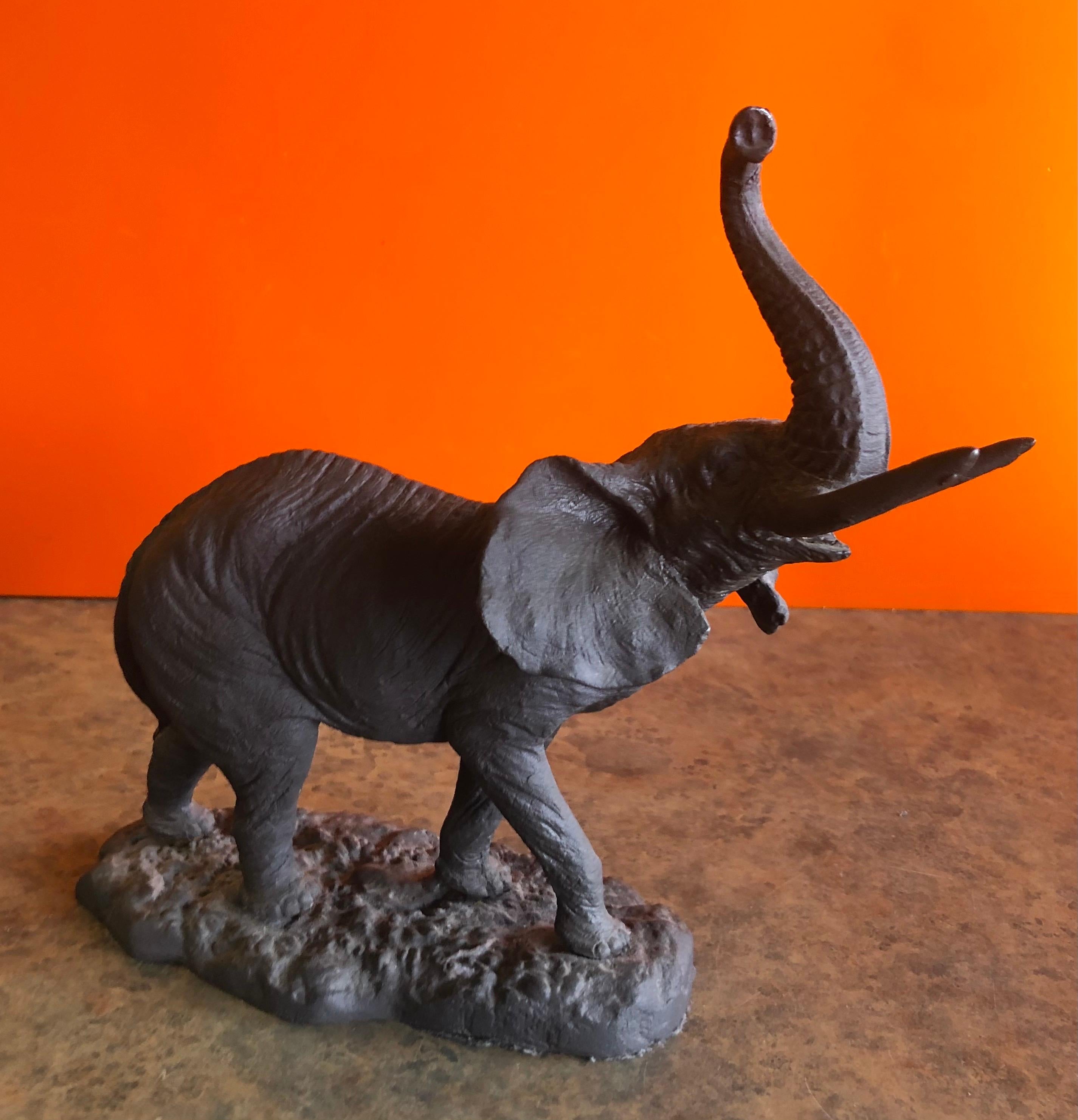 Sculpture d'éléphant en métal lourd et bien moulé, datant des années 1970. #1363.