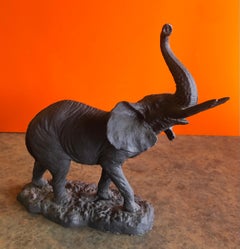 Scultura di elefante in metallo