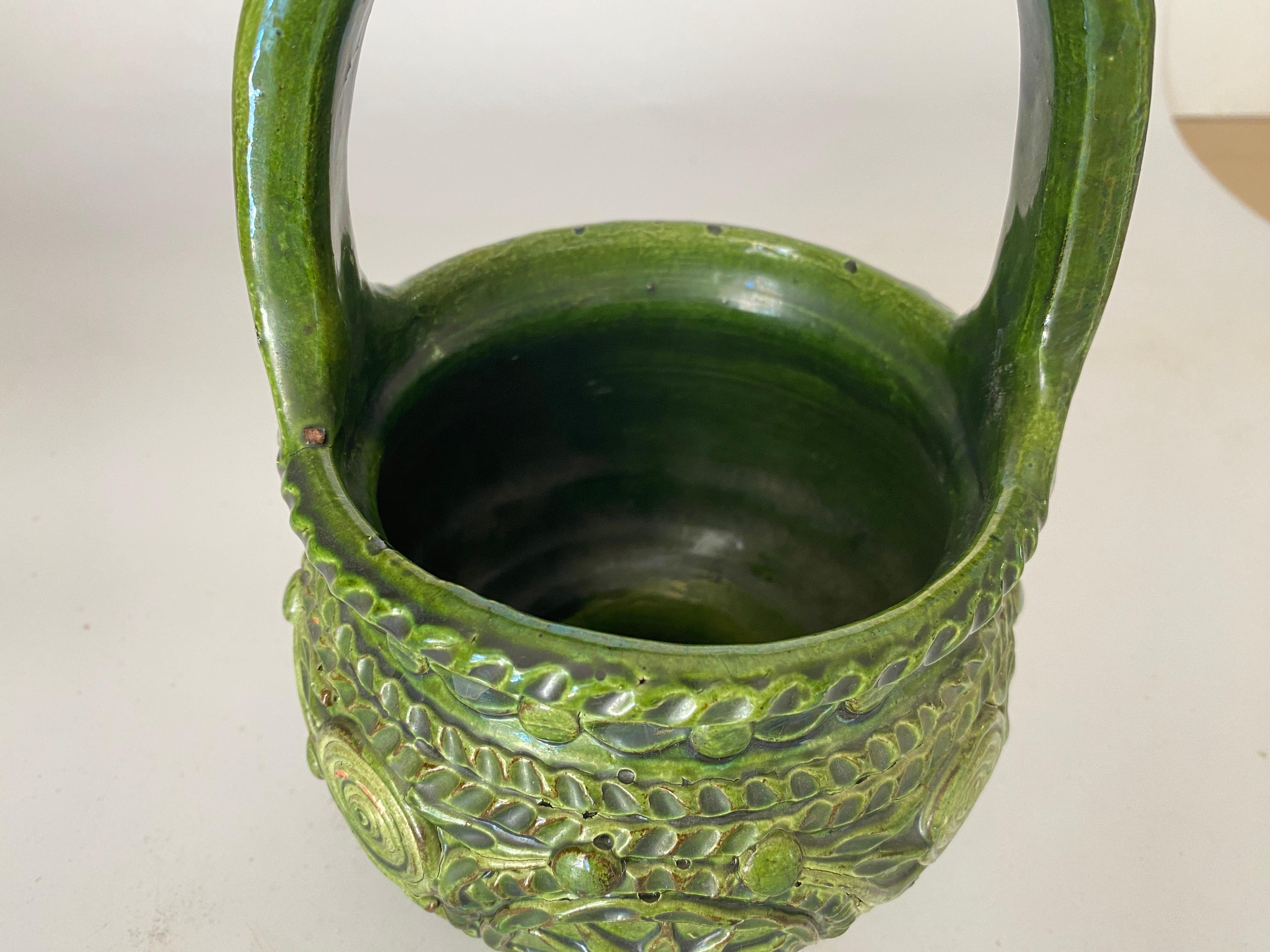 Kitchen box, Pot in Majolica. Vegetal Decor pattern. Green color.
It has been made in France circa 19th century.
