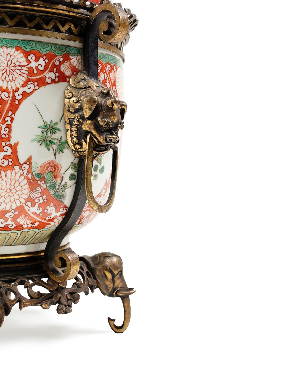 Un vase français pourri en porcelaine et bronze porte la marque sur le pied E.S. Escalier De Cristal, célèbre fabricant à la fin du XIXe siècle et au début du XXe siècle. Chaque pied se termine par un éléphant et le sommet est entouré d'un éléphant