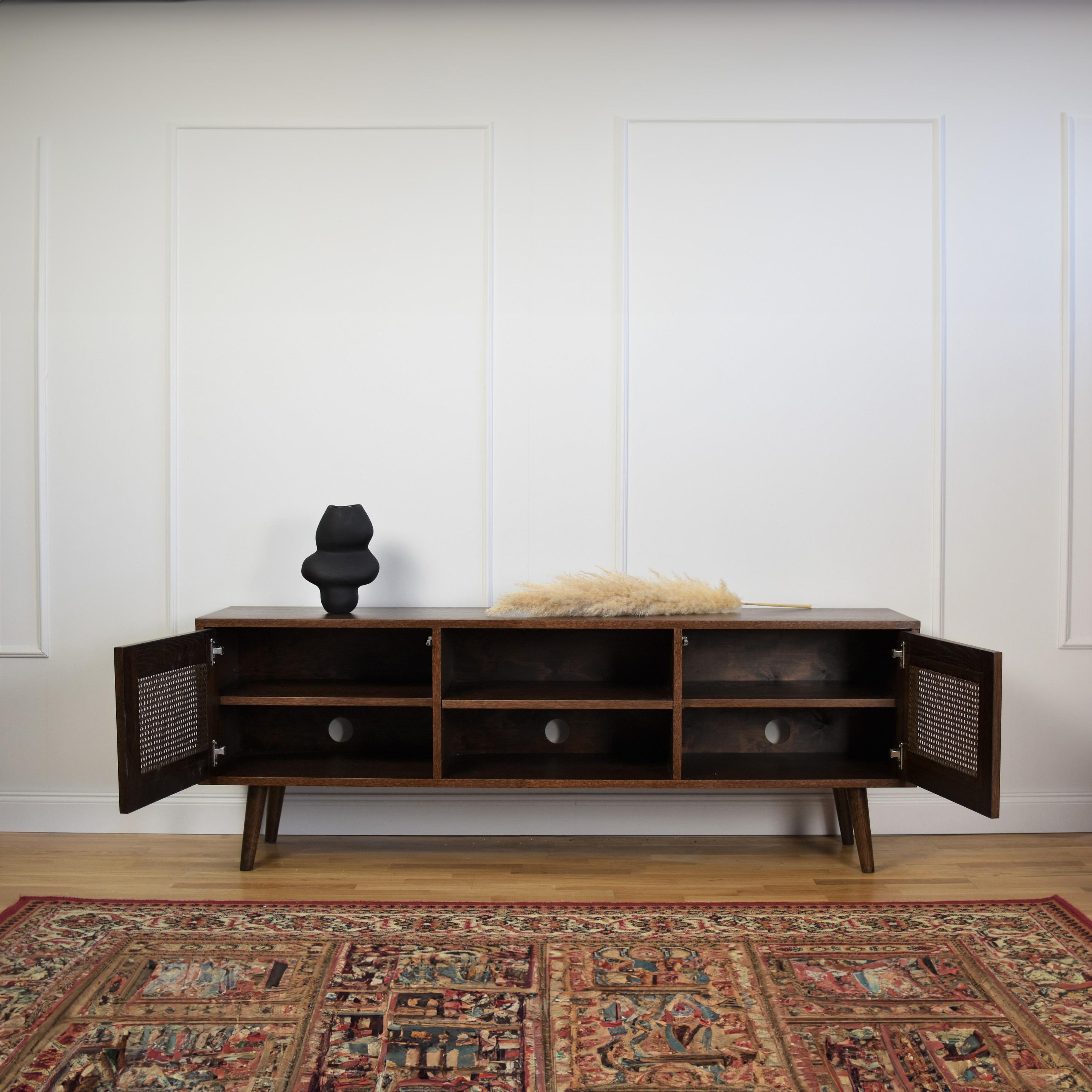 Mobile multimediale medio Pota di Pastform
Dimensioni: D 40 x L 160 x H 55 cm.
Materiali: Legno colorato e verniciato.

Disponibile in diverse finiture di colore del legno: BPA, Nobel, Brandy, Whisky, Rum, Natura e Schwartz. Disponibile in tre