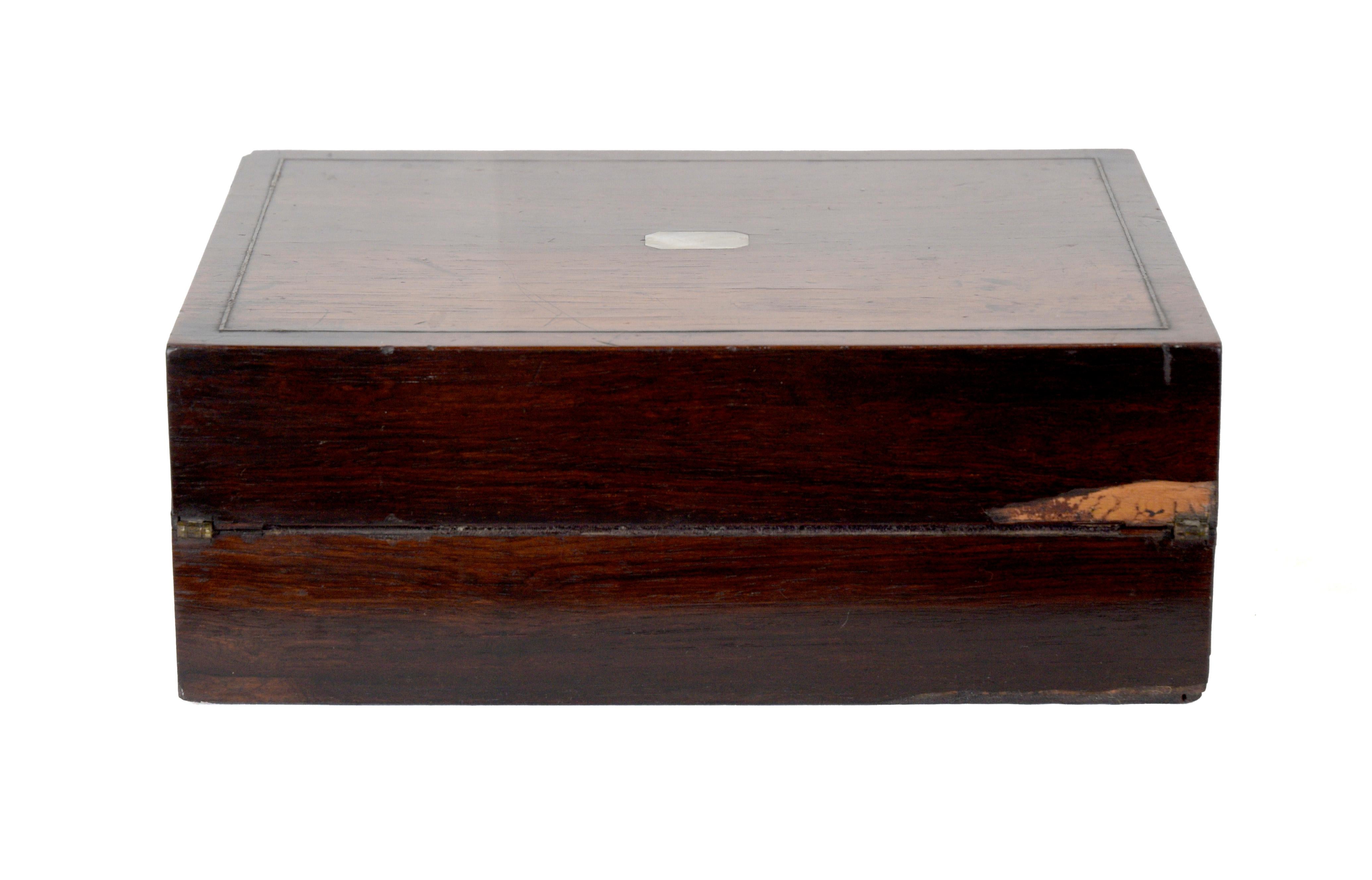 Tragbar  Schreibtisch „Laptop“ mit Aufbewahrungsbehältern und Tintenfass (Amerikanische Klassik) im Angebot