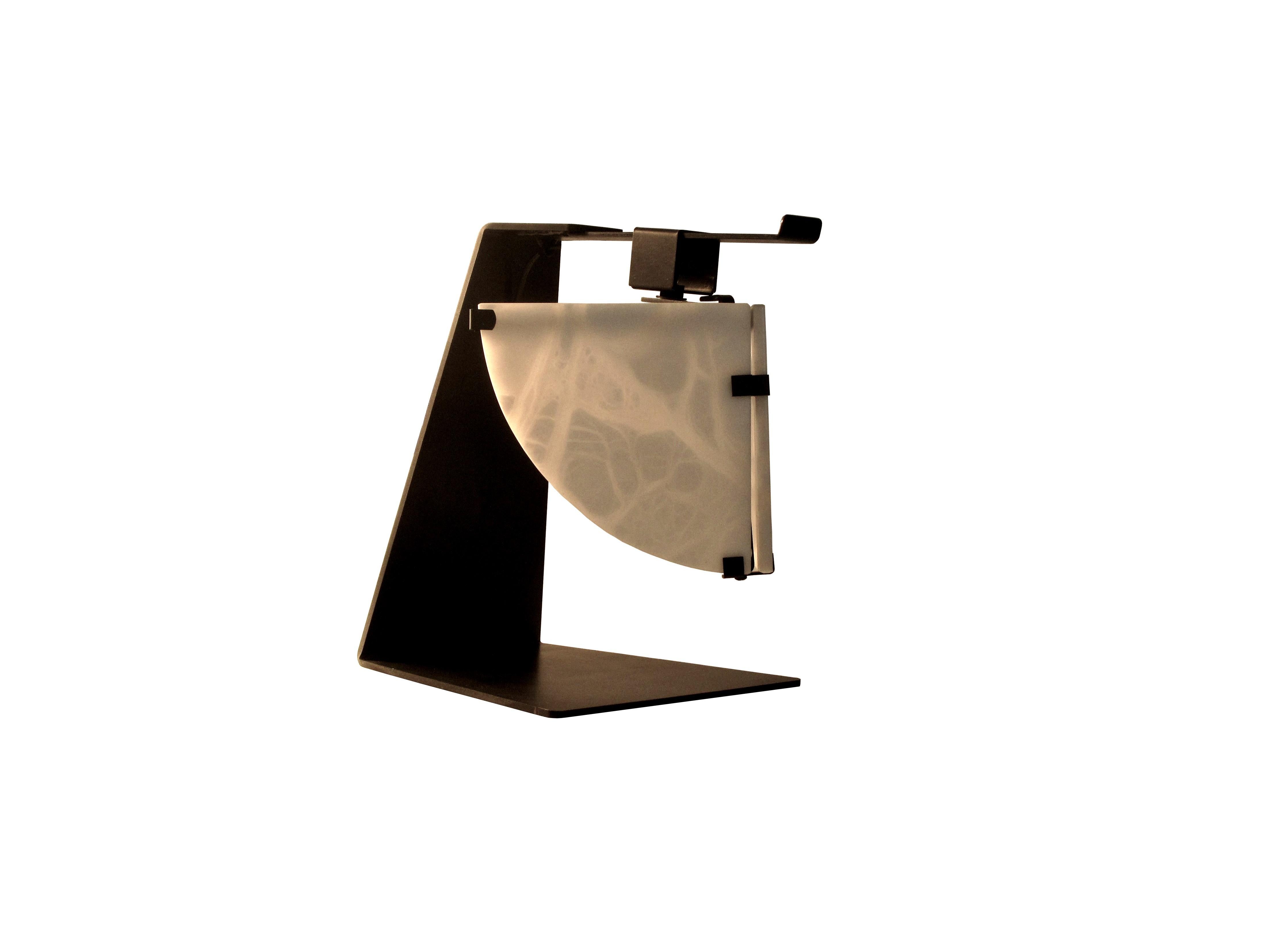 Américain 'Potence' Alabaster Table Lamp in the Manner of Pierre Chareau en vente
