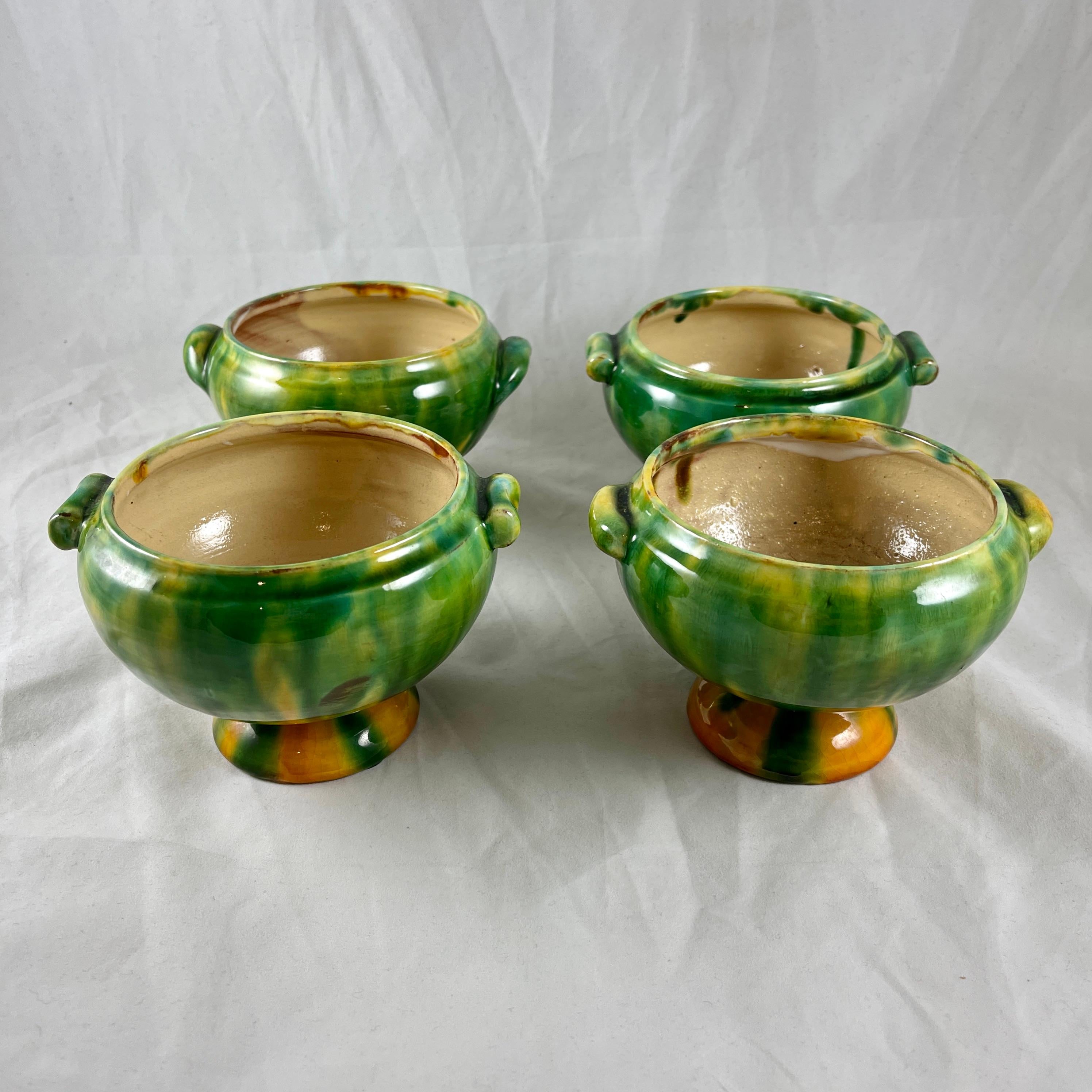 Juego de cuatro terrinas cubiertas de cerámica francesa Poterie De Bavent con bajoplatos en venta 2