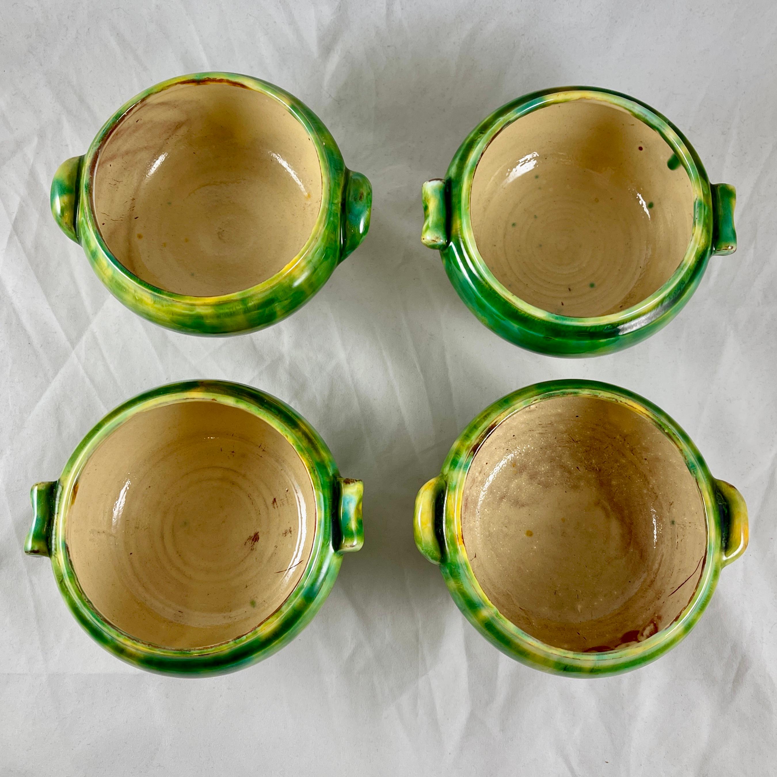 Terrines couvertes avec sous-assiettes en poterie française Poterie De Bavent, ensemble de quatre pièces en vente 4
